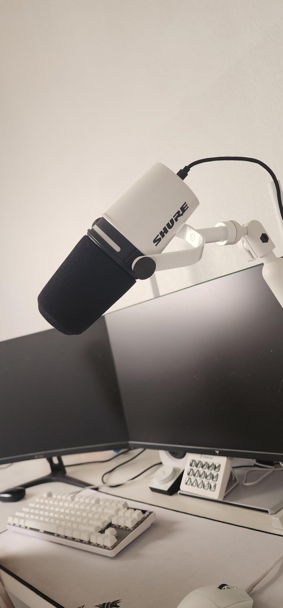 Shure MV7X XLR Dynamic Microphone - Voice-Isolating Cardioid Mic for Podcasting, Vocal Recording & Broadcasting, All-Metal, Black customer photo 2