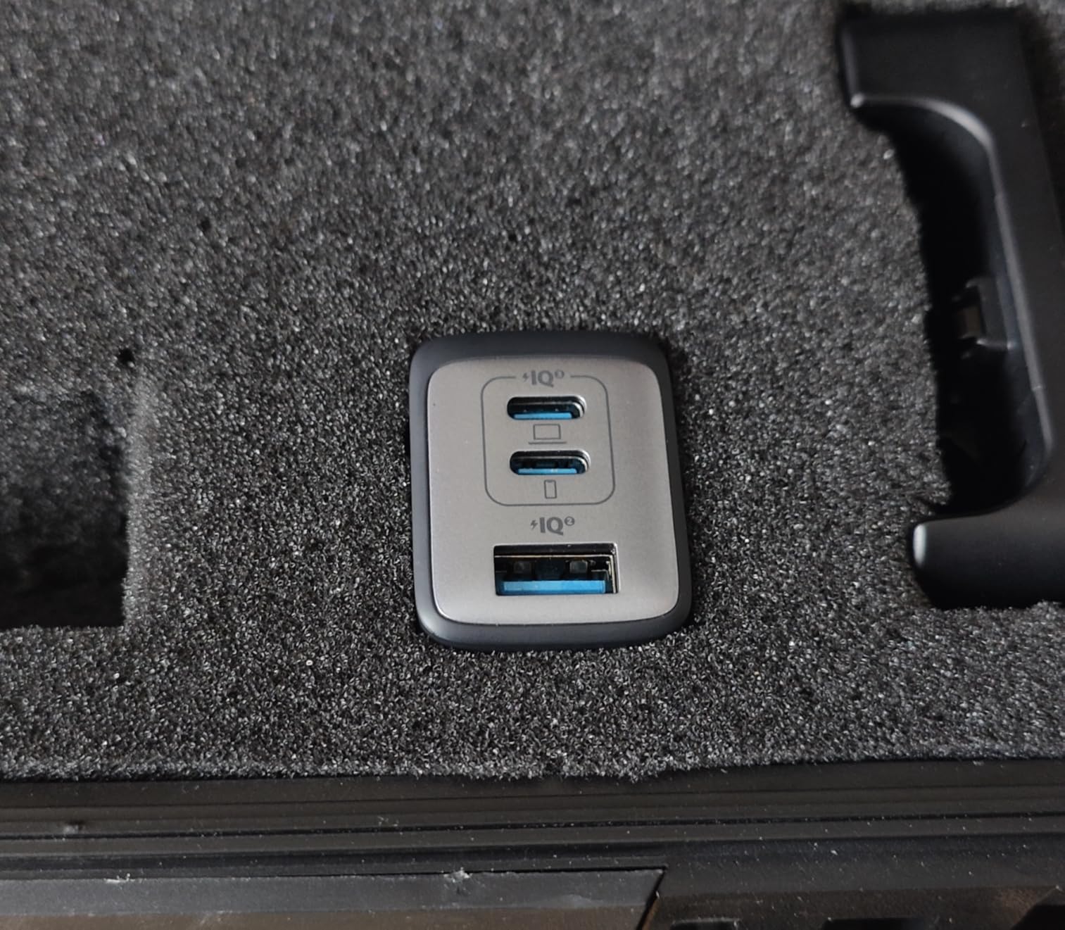 Anker Charger, 65W 3-Port Fast Compact Foldable USB C Charger Block for MacBook Pro/Air, iPad Pro, Galaxy S20, Dell XPS 13, Note 20/10+, iPhone 17 Series, Steam Deck, and More customer photo 1