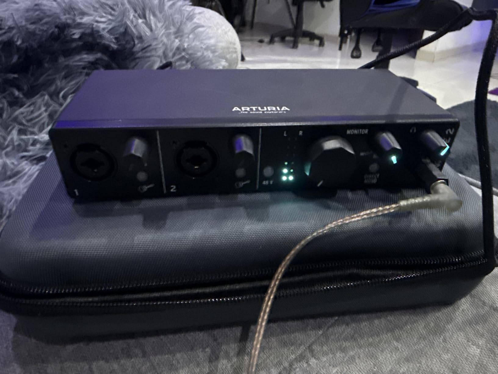 Arturia - MiniFuse 2 - Compact USB Audio & MIDI Interface with Creative Software for Recording, Production, Podcasting, Guitar - Black customer photo 2