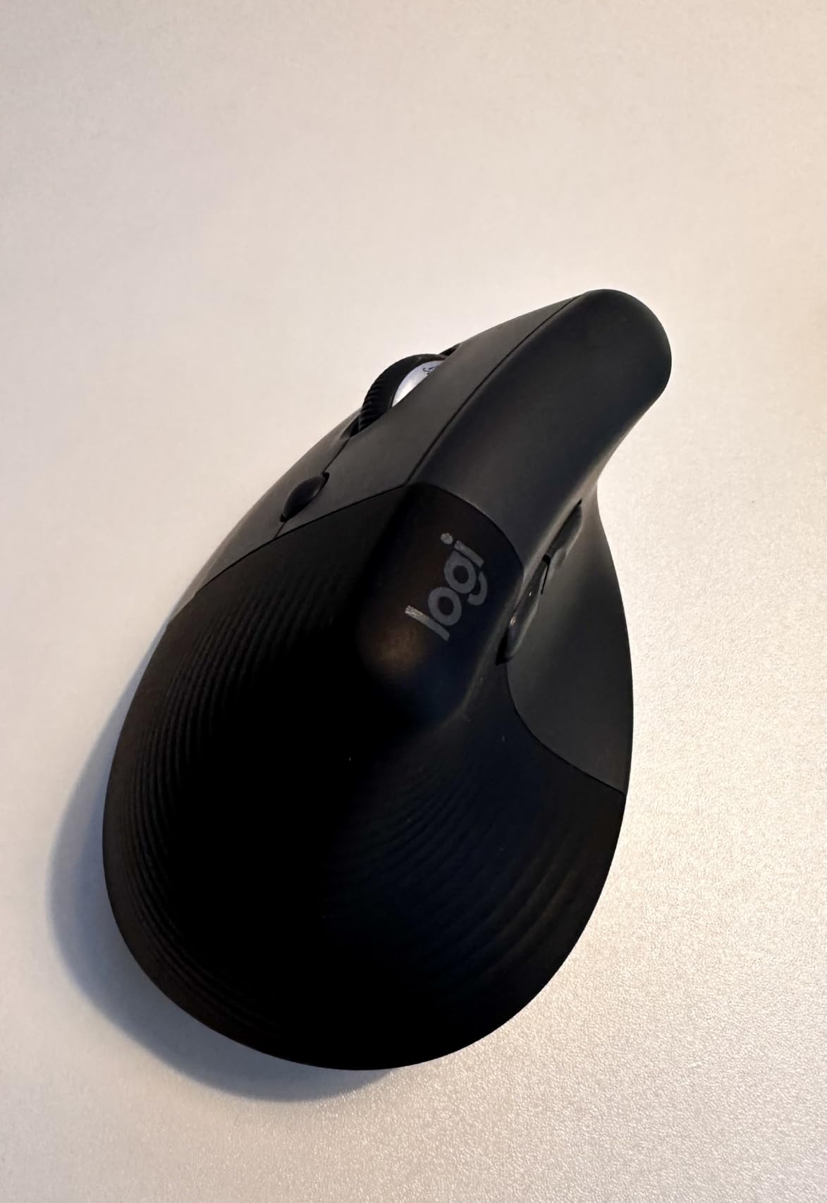 Logitech Lift Left Vertical Ergonomic Mouse, Left-Handed, Wireless, Bluetooth or Logi Bolt USB, Quiet clicks, 4 Buttons, Compatible with Windows/macOS/iPadOS, Laptop, PC - Graphite customer photo 1