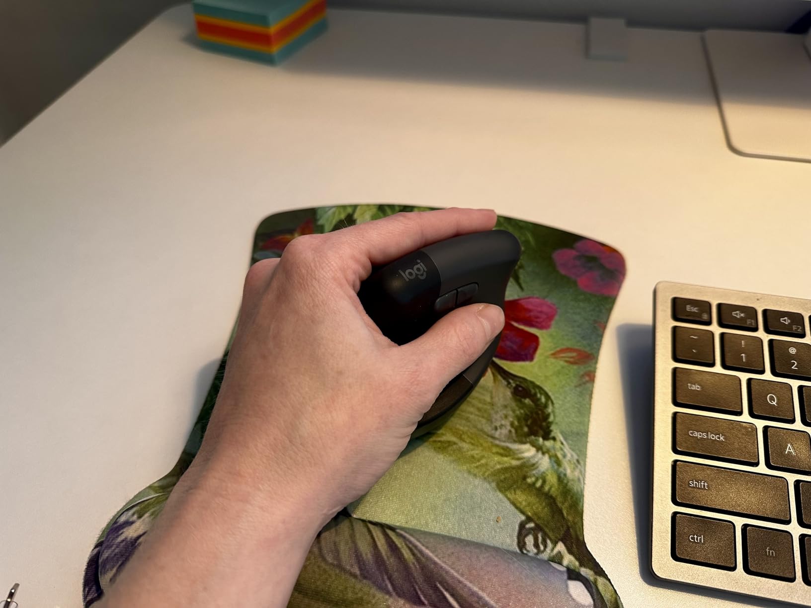 Logitech Lift Left Vertical Ergonomic Mouse, Left-Handed, Wireless, Bluetooth or Logi Bolt USB, Quiet clicks, 4 Buttons, Compatible with Windows/macOS/iPadOS, Laptop, PC - Graphite customer photo 2