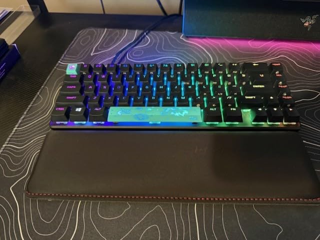 HyperX Wrist Rest - Tenkeyless - Cooling Gel - Memory Foam - Anti-Slip,Black customer photo 2