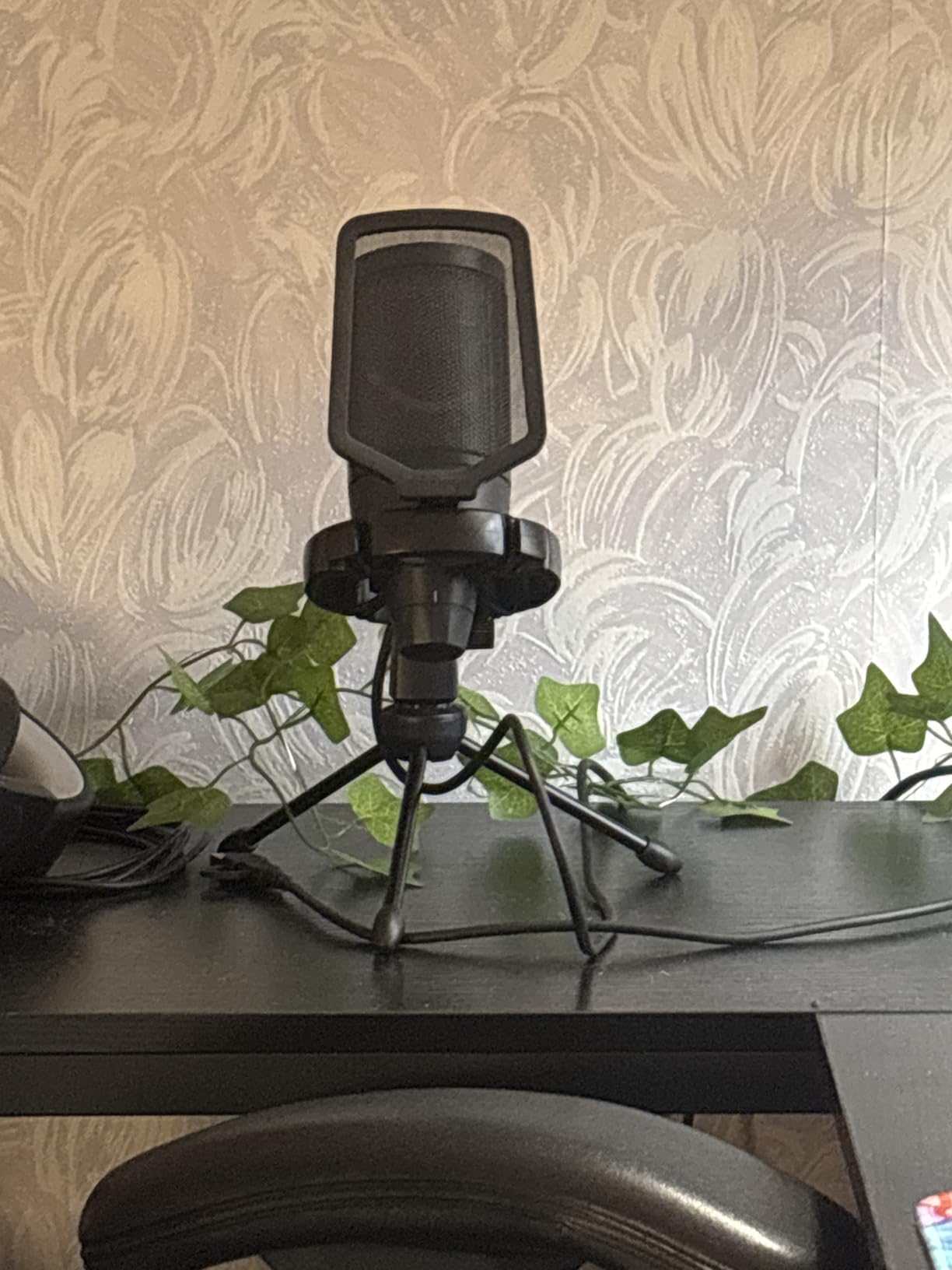 FIFINE AmpliGame USB Microphone, PC Gaming Recording Desktop Laptop Mic, RGB Streaming Podcasting Condenser Mic for Online Game, Vocal, with Mute Button, Gain Knob, Tripod Stand-A6V White customer photo 1