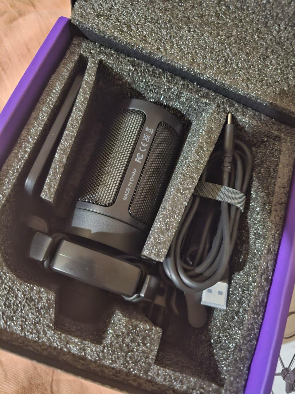 FIFINE AmpliGame USB Microphone, PC Gaming Recording Desktop Laptop Mic, RGB Streaming Podcasting Condenser Mic for Online Game, Vocal, with Mute Button, Gain Knob, Tripod Stand-A6V White customer photo 2