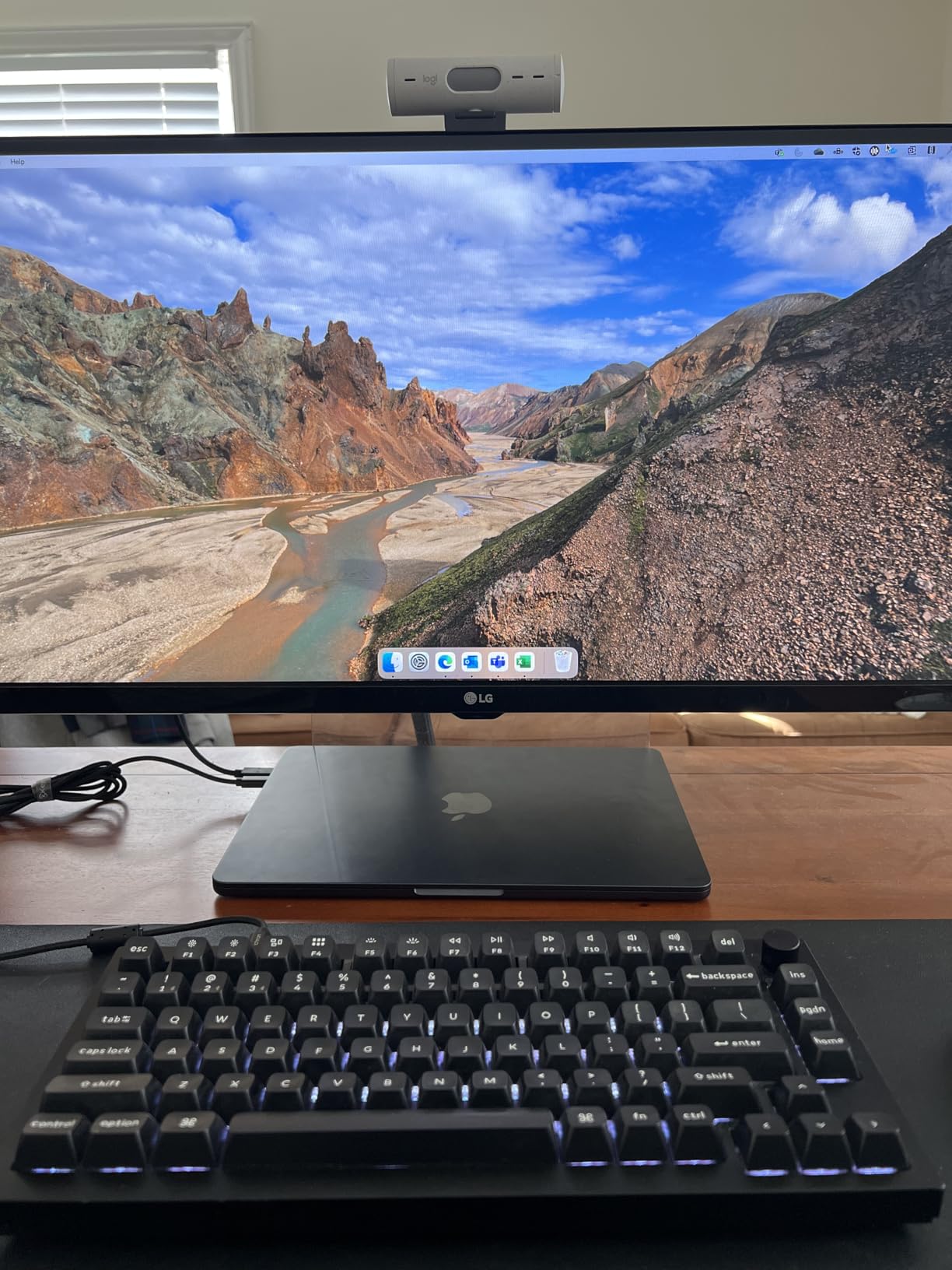 Logitech Brio 501 Full HD Webcam with Auto Light Correction, Show Mode, Noise Reduction Mics, Privacy Cover, Works with Microsoft Teams, Google Meet, Zoom, Nintendo Switch 2 New GameChat Mode - Black customer photo 1