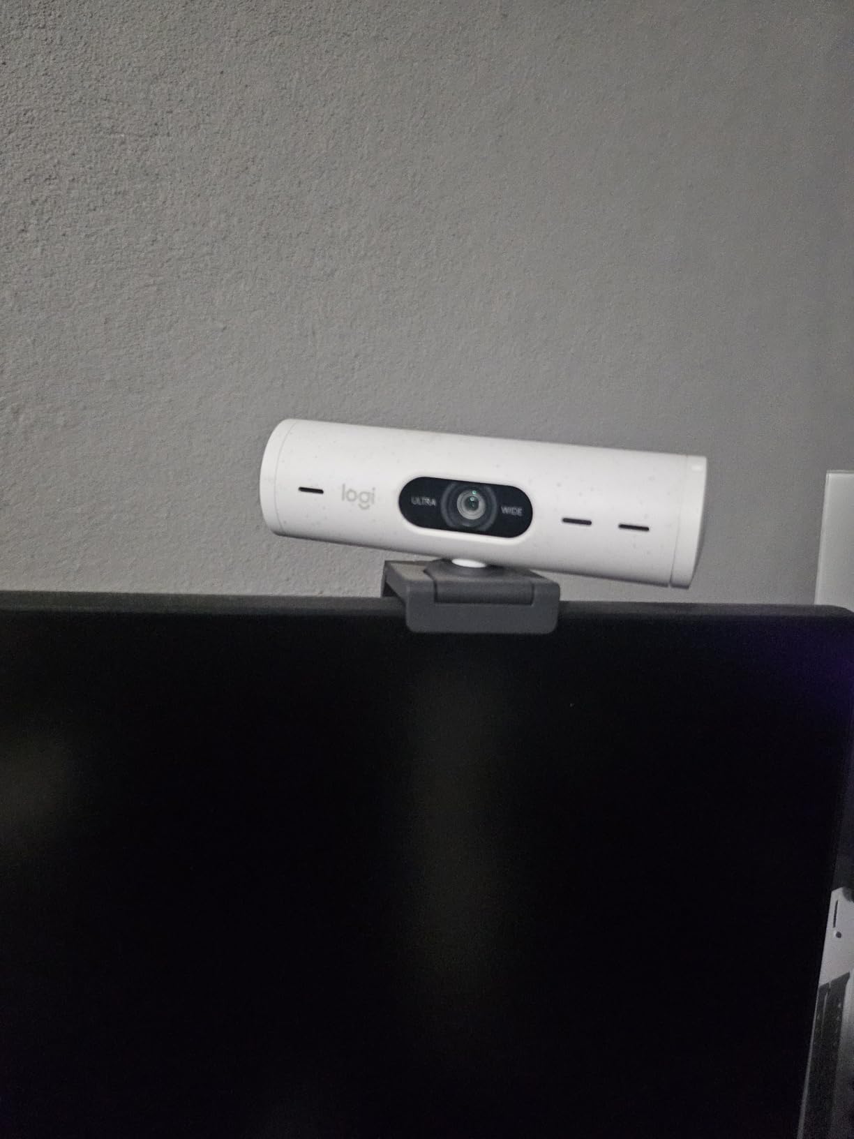 Logitech Brio 501 Full HD Webcam with Auto Light Correction, Show Mode, Noise Reduction Mics, Privacy Cover, Works with Microsoft Teams, Google Meet, Zoom, Nintendo Switch 2 New GameChat Mode - Black customer photo 2