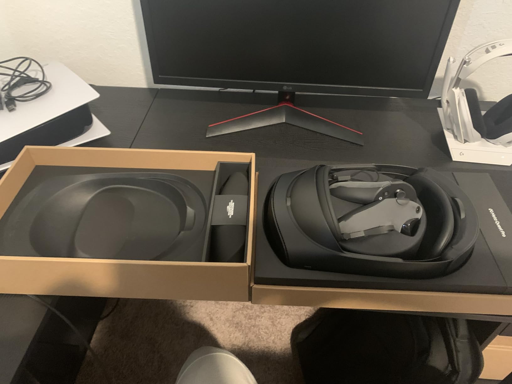 Meta Quest Pro - High-End Mixed Reality Headset for Work and Productivity - Advanced Eye Tracking & Face Tracking customer photo 2