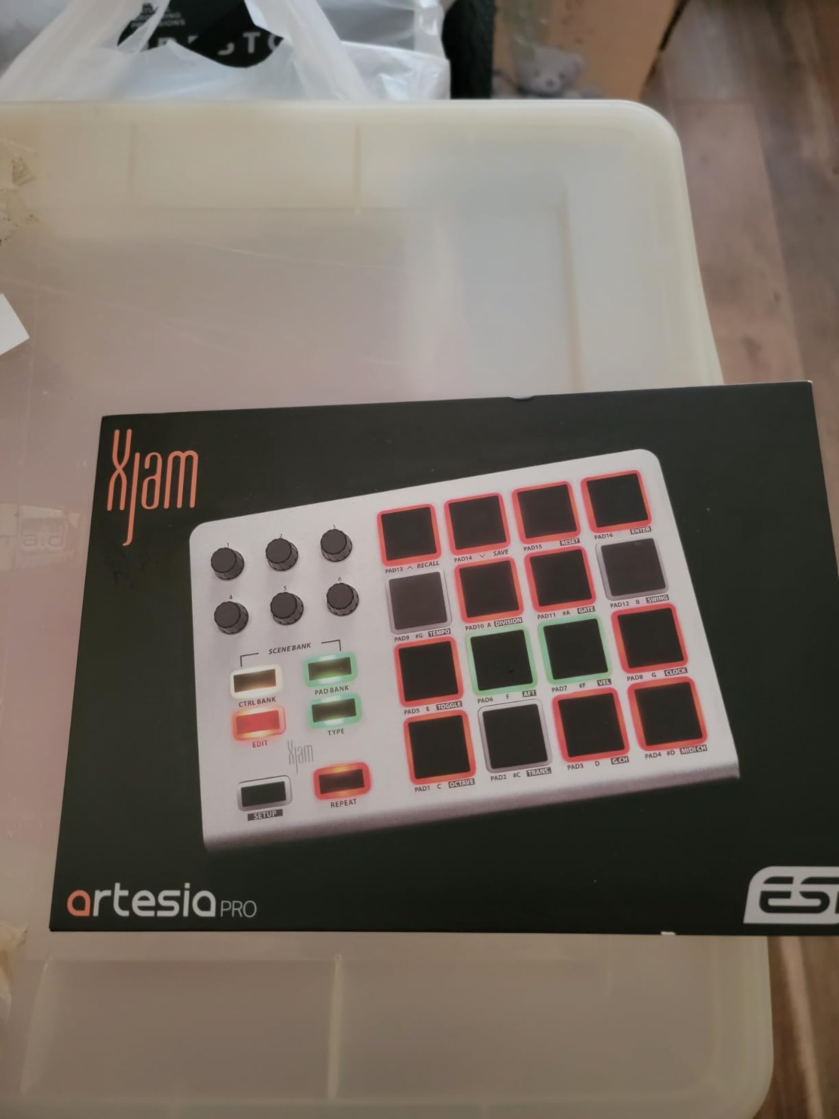 Xjam Professional MIDI Pad Controller - Ultra-Portable Aluminum Frame MIDI Drum Pad with 16 Beat Pads and 6 Assignable Knobs customer photo 2