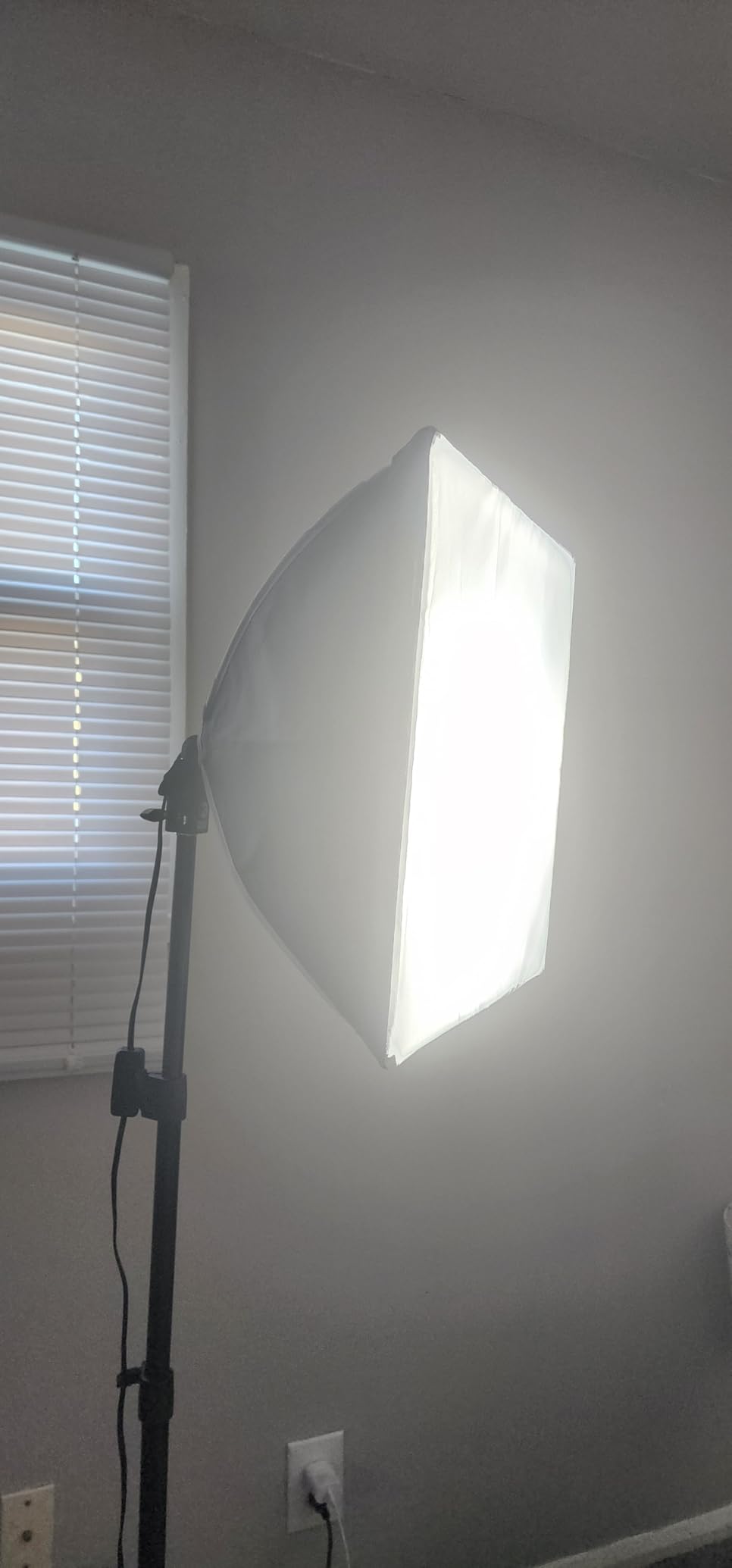 RALENO Softbox Photography Lighting Kit, 16'' x 16'' Softbox Lighting for TikTok with LED Bulb (50W | 5500K | 97 CRI | TLCI>=97), Continuous Light for Video Recording & Photography Shooting customer photo 2″ class=”wp-image-customer”/></figure>


<h3><span class=