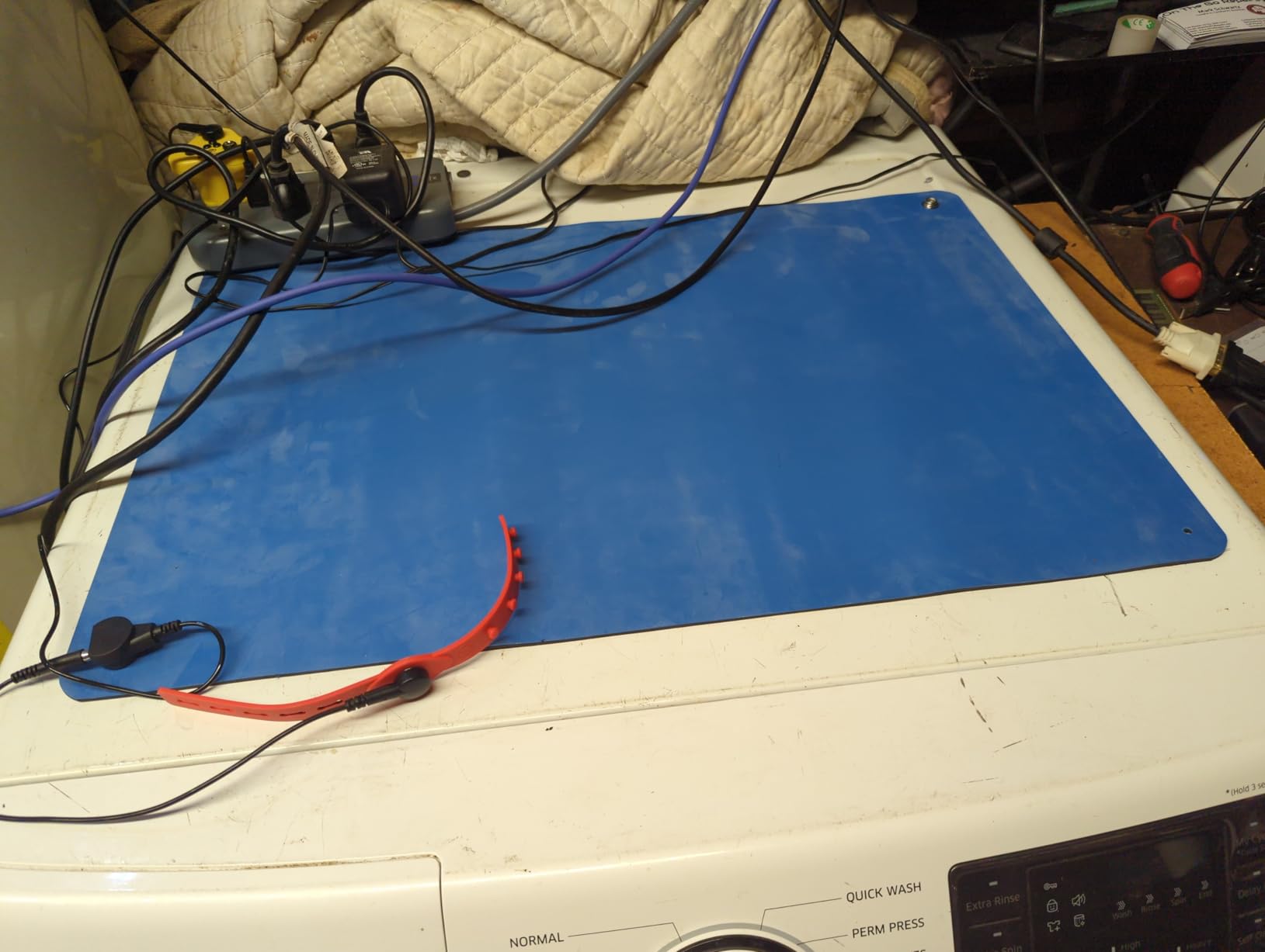 KooMall 24x16 Inch Anti Static Rubber Mat Kit for ESD Sensitive Electronic Device Repair, Soldering, PC Building, Assembly, Table Work, With Grounding Plug Cord, Antistatic Wrist Strap, Heat Resistant customer photo 1