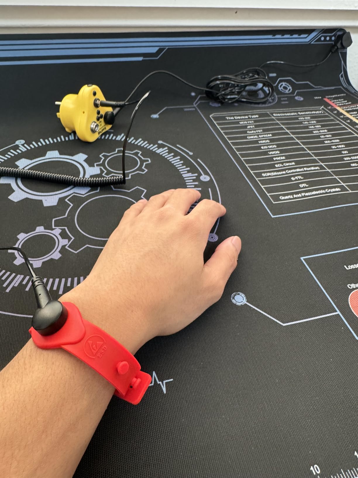 KooMall 24x16 Inch Anti Static Rubber Mat Kit for ESD Sensitive Electronic Device Repair, Soldering, PC Building, Assembly, Table Work, With Grounding Plug Cord, Antistatic Wrist Strap, Heat Resistant customer photo 2