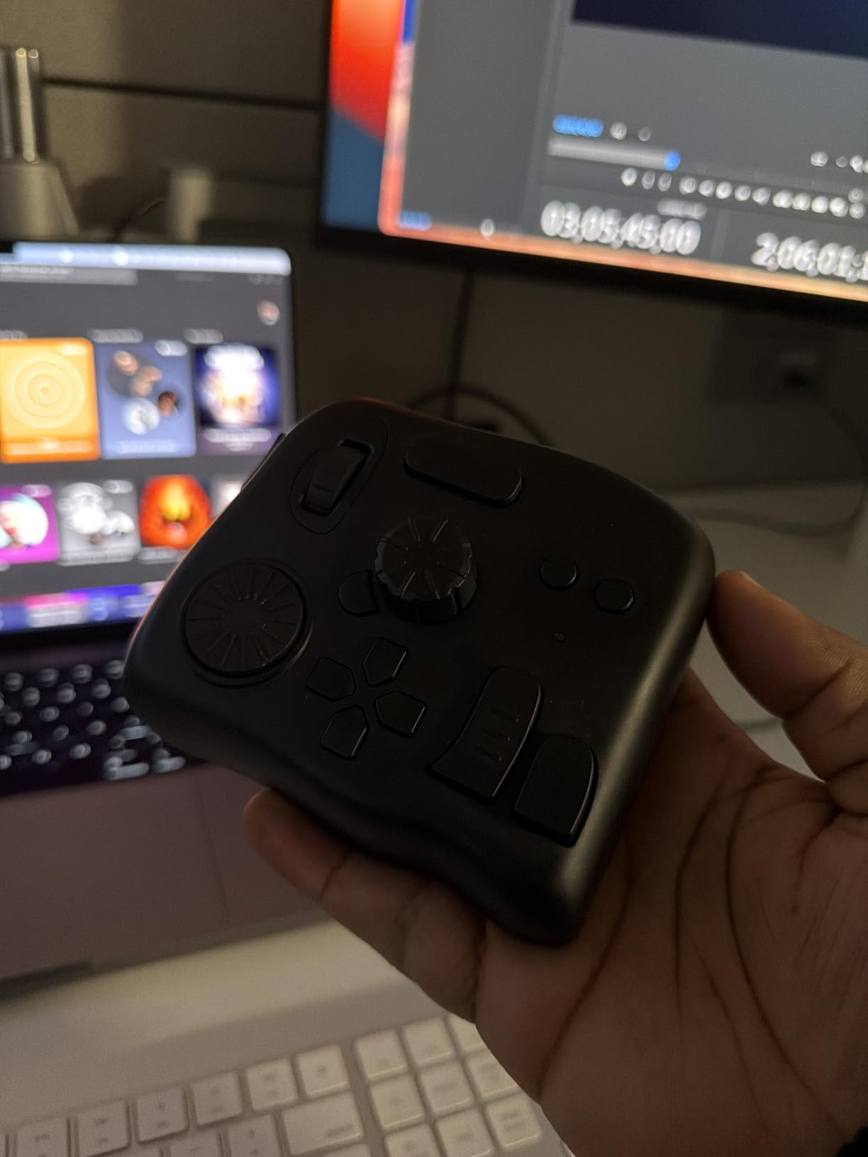 Elite - Bluetooth Video Editing Controller Color Grading Speed Editor, Intuitive Control, Professional Digital Creator Console for Davinci, Premiere, Final Cut Pro and More, Mac/PC (Black) customer photo 1