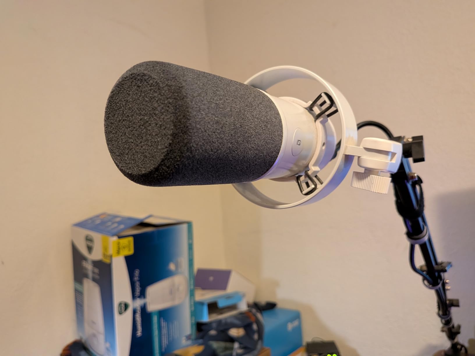 FIFINE Dynamic Microphone, XLR/USB Podcast Recording PC Microphone for Vocal Voice-Over Streaming, Studio Metal Mic with Mute, Headphone Jack, Monitoring Volume Control, Windscreen-Amplitank K688 customer photo 1