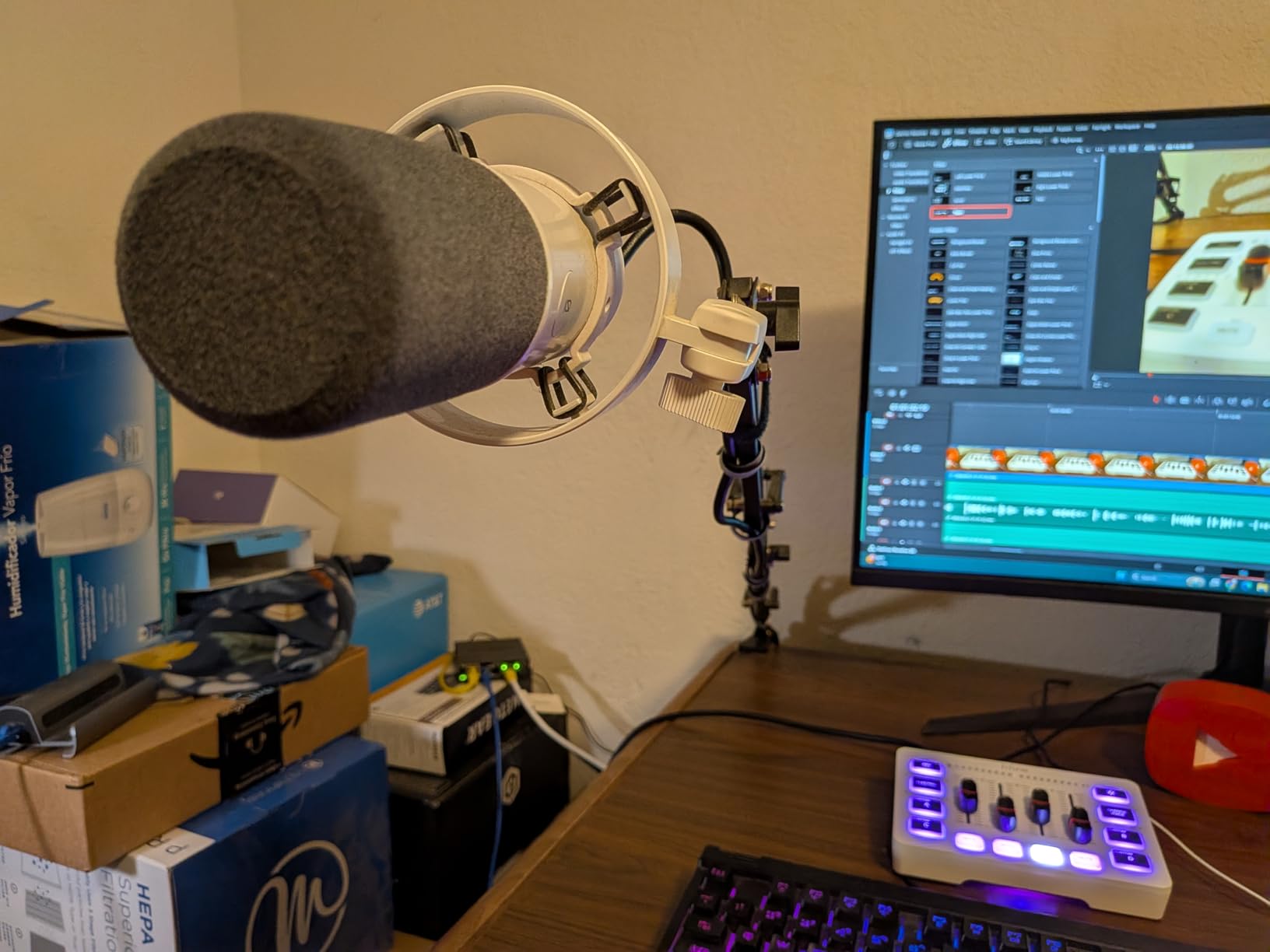 FIFINE Dynamic Microphone, XLR/USB Podcast Recording PC Microphone for Vocal Voice-Over Streaming, Studio Metal Mic with Mute, Headphone Jack, Monitoring Volume Control, Windscreen-Amplitank K688 customer photo 2