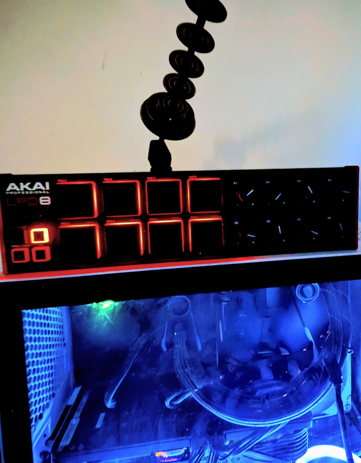 Akai Professional LPD8 - USB MIDI Controller with 8 Responsive RGB MPC Drum Pads for Mac and PC, 8 Assignable Knobs and Music Production Software customer photo 1