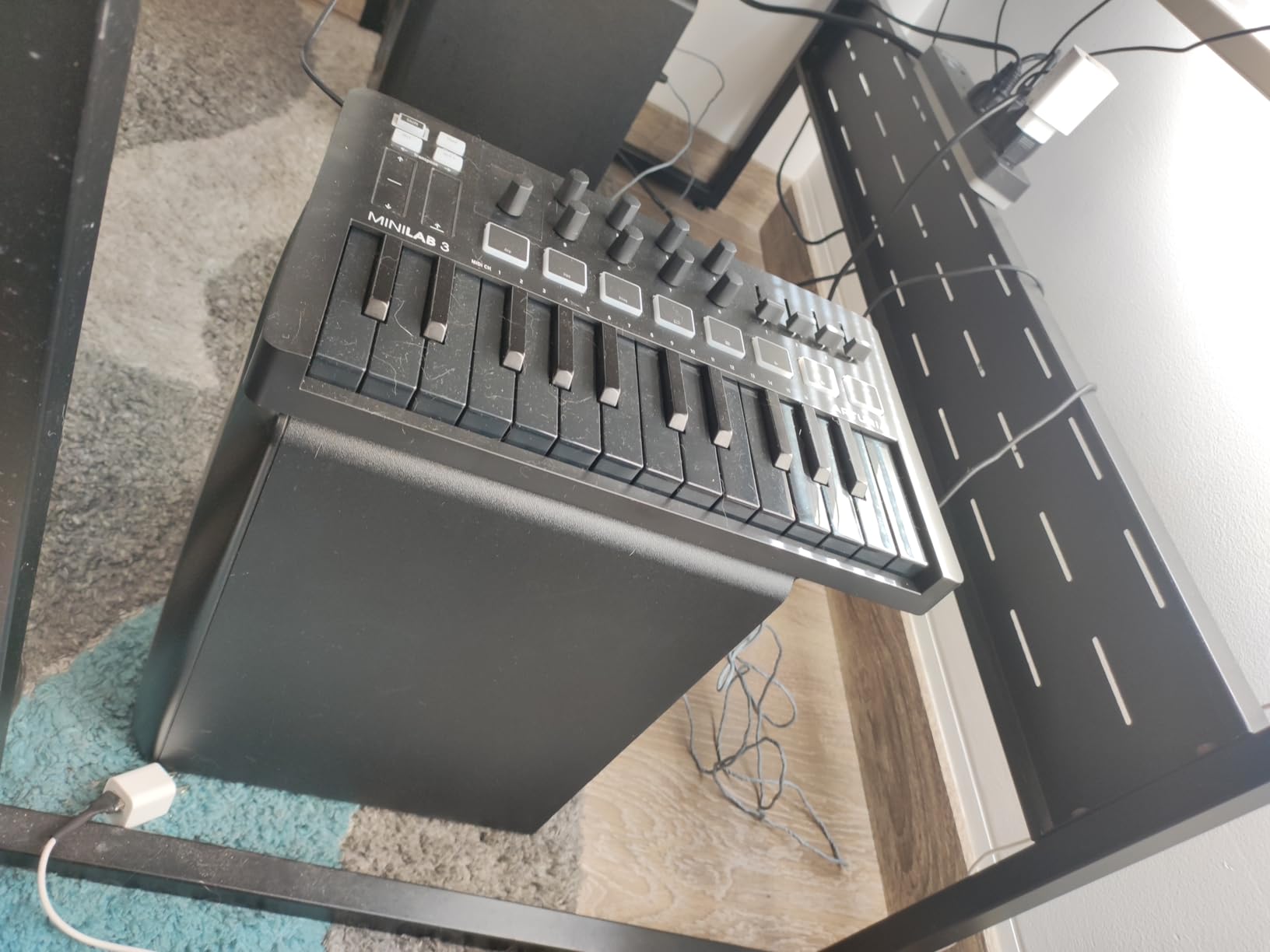 Arturia MiniLab 3 - Universal MIDI Controller for Music Production, with All-in-One Software Package - 25 Keys, 8 Multi-Color Pads - White customer photo 1