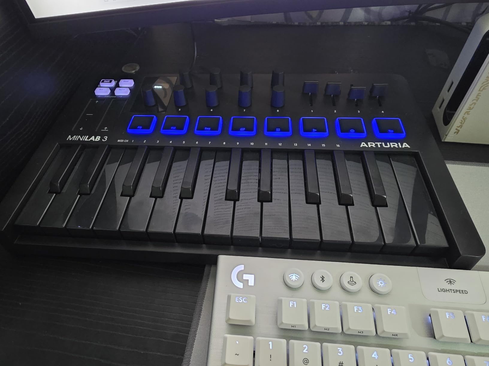 Arturia MiniLab 3 - Universal MIDI Controller for Music Production, with All-in-One Software Package - 25 Keys, 8 Multi-Color Pads - White customer photo 2