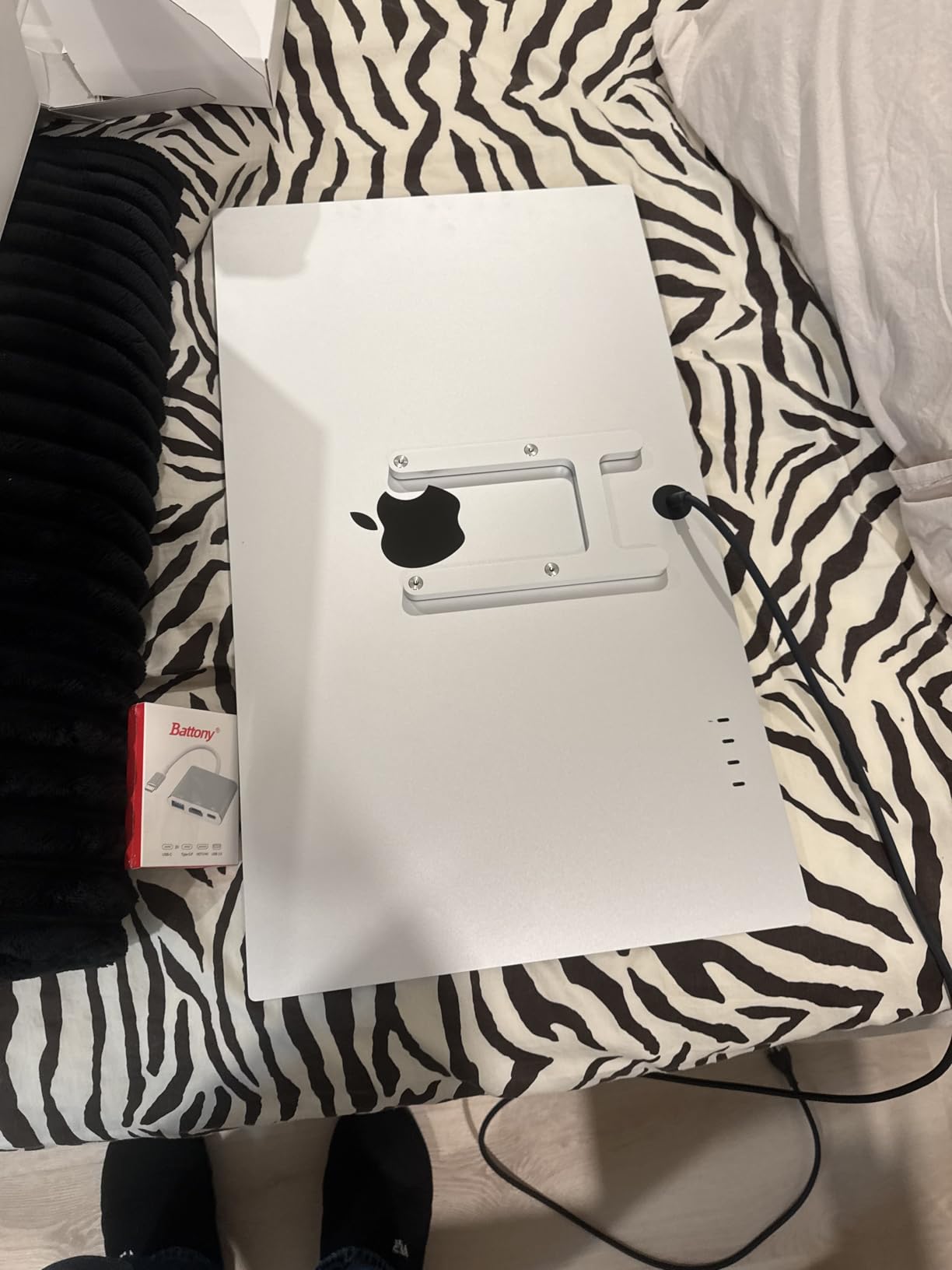 Apple 27 Inches Studio Display - Standard Glass - Tilt-Adjustable Stand (Renewed) customer photo 1