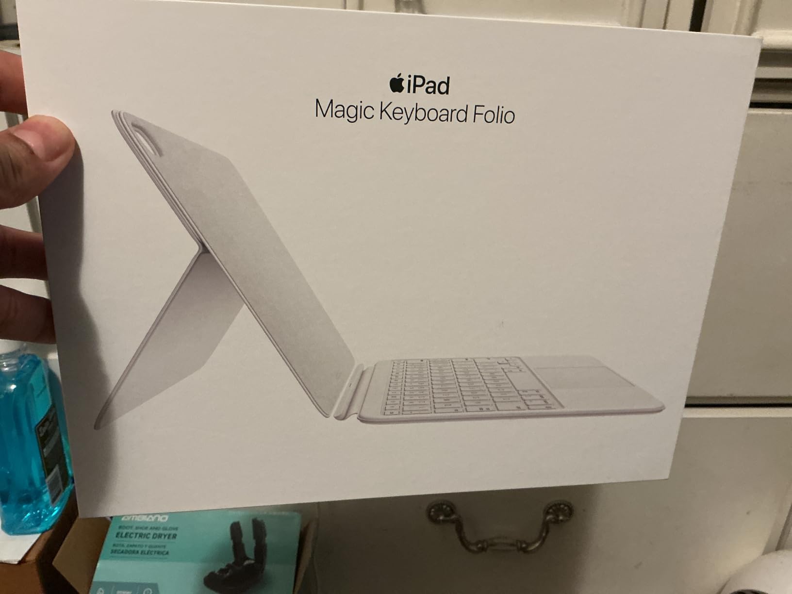 Apple Magic Keyboard Folio: iPad Keyboard and case for iPad (A16 and 10th Generation), Detachable Two-Piece Design that attaches magnetically, Built-in trackpad, US English - White customer photo 1