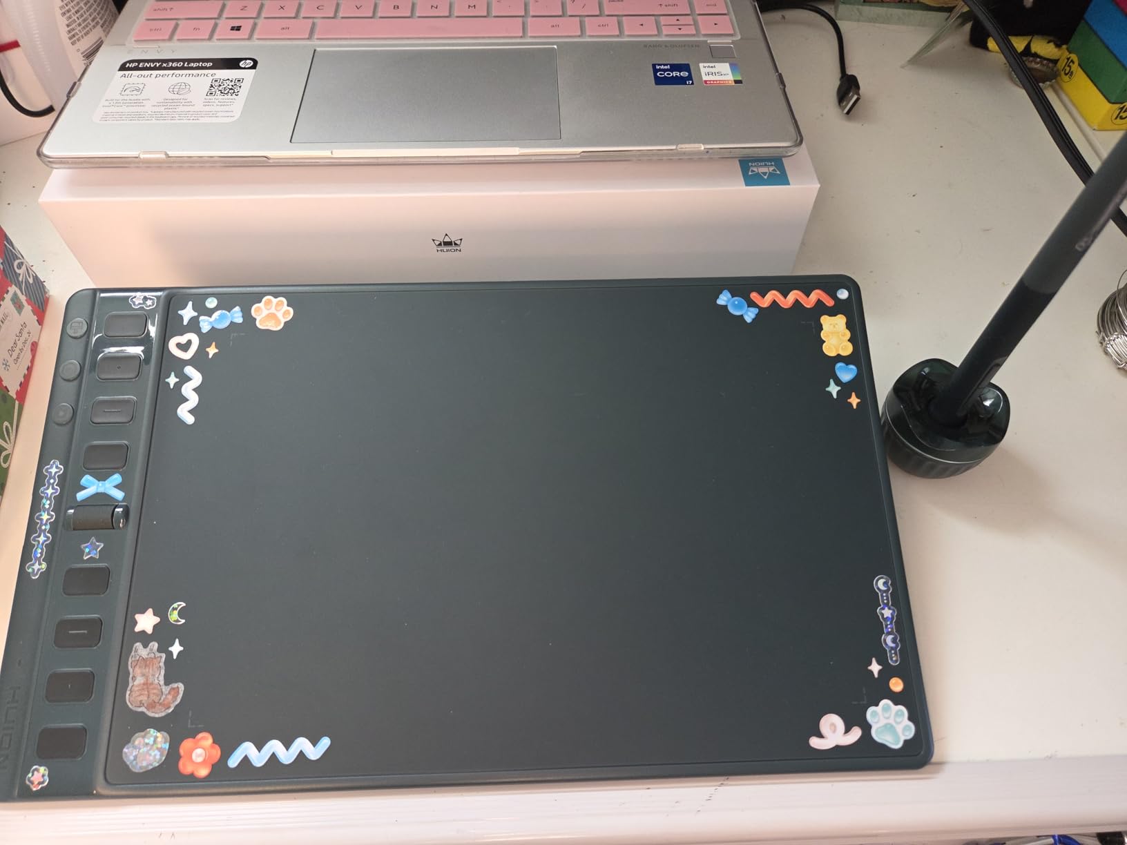 HUION Inspiroy 2 Medium Drawing Tablet with Scroll Wheel 8 Customized Keys Battery-Free Stylus 60° Tilt Support for Digital Art, Design, Sketch, 9x5inch customer photo 1