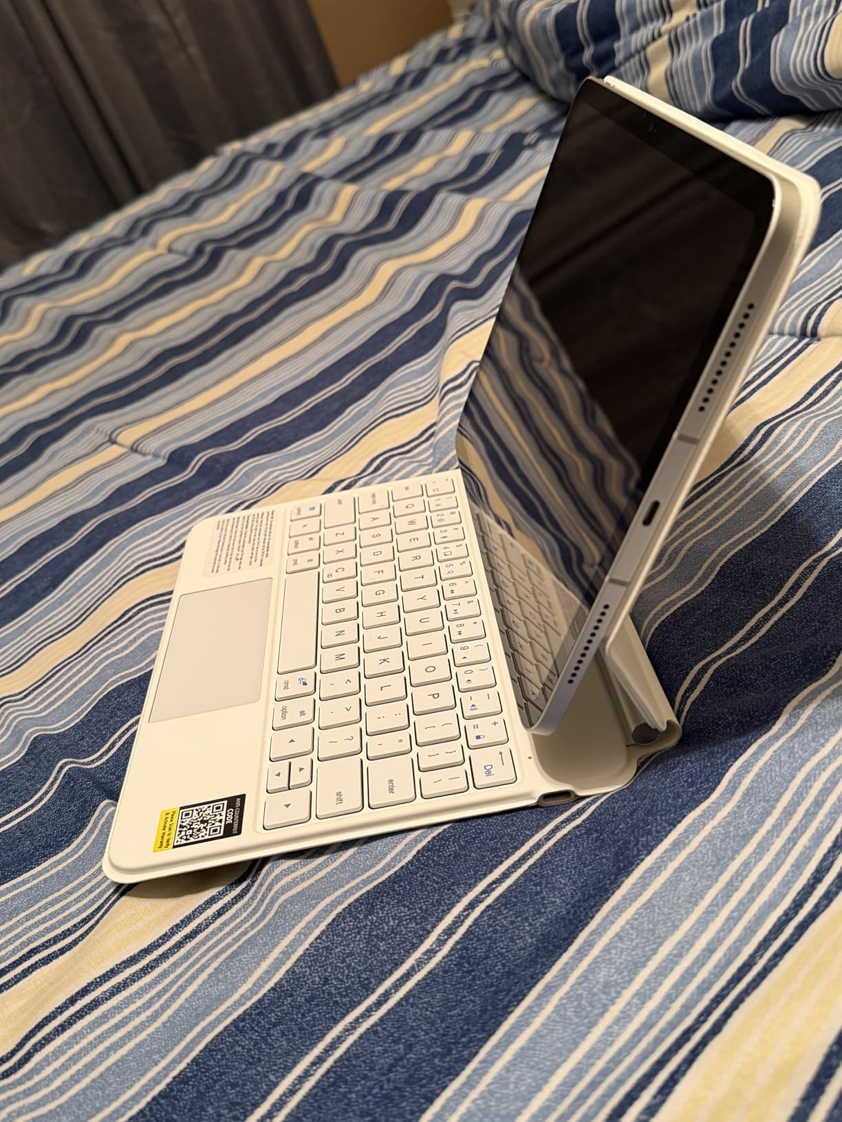 Keyboard Case for iPad 10th Generation 2022 & 11th (A16, 2025) - Magic-Style Keyboard with Multi-Touch Trackpad - Floating Cantilever Stand - Magnetic Case for iPad 10.9 inch 10th / 11th Gen customer photo 2