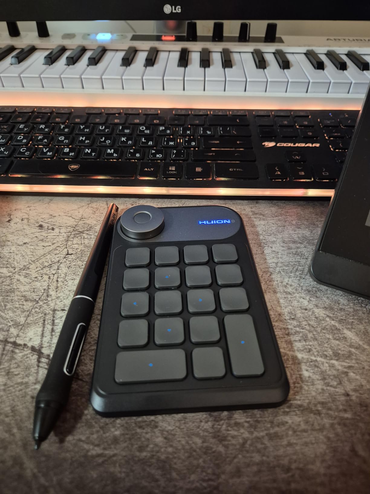 HUION Keydial Mini Bluetooth Programmable Keypad with Dial 5 Keys Anti-ghosting 18 Customized Keys, Wireless Shortcut Keyboard for Drawing Tablet, PC, MacBook, Surface Pro, Laptops customer photo 1