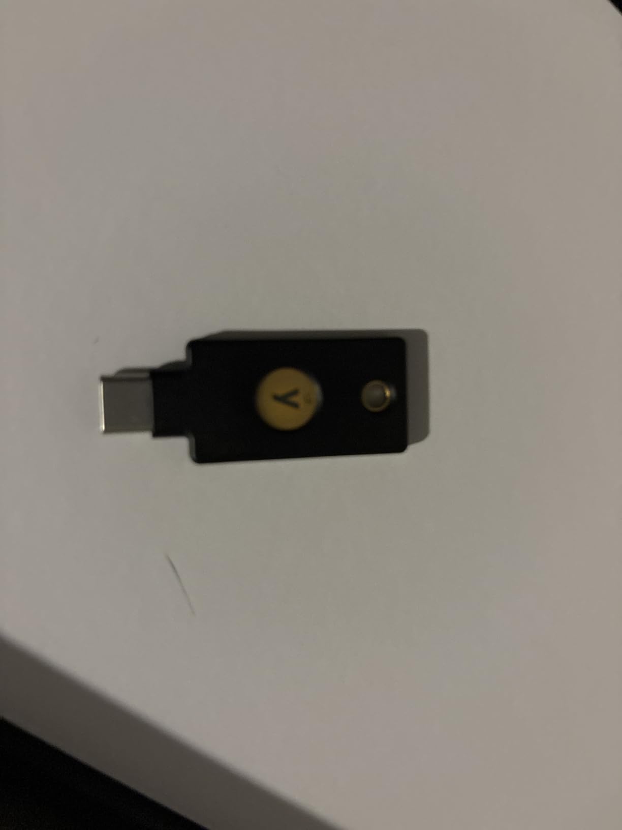 Yubico Security Key C NFC - Basic Compatibility - Multi-Factor authentication (MFA) Security Key and passkey, Connect via USB-C or NFC, FIDO Certified customer photo 1