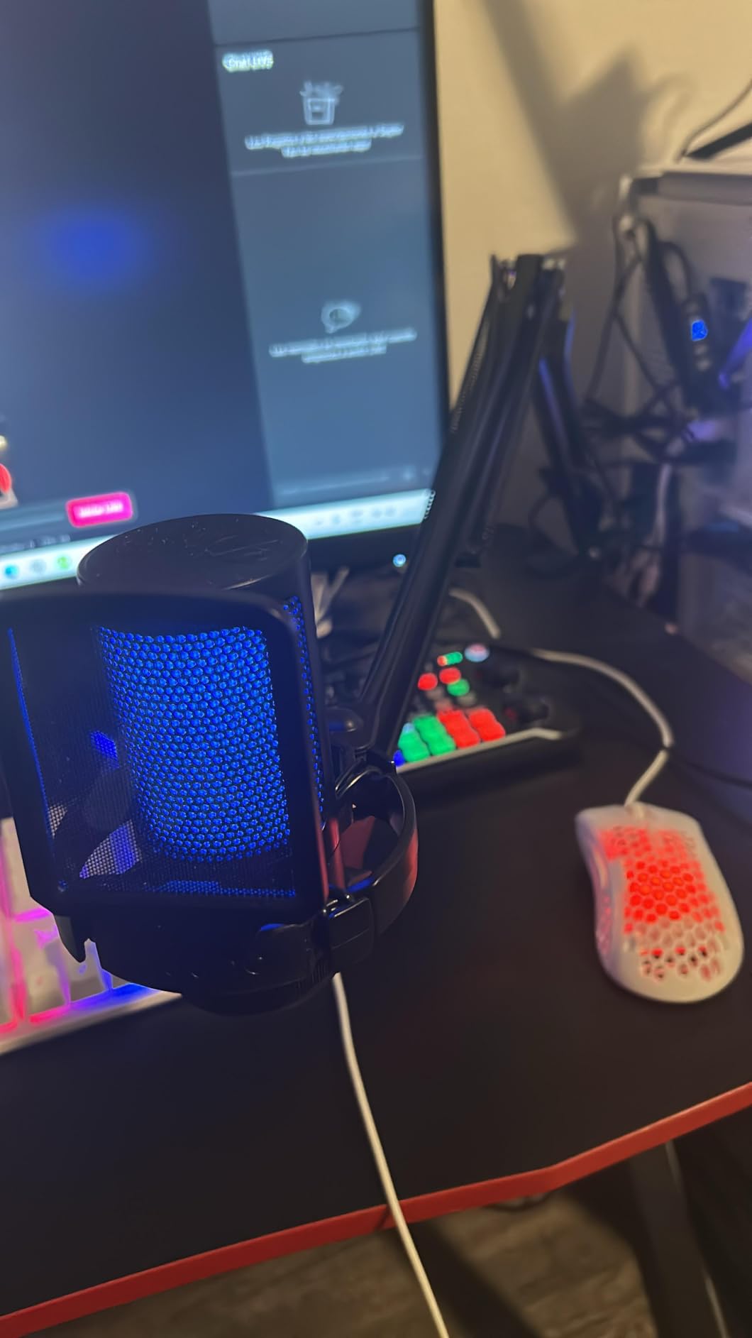 MAONO USB Gaming Microphone, Noise Cancellation Condenser Mic with Mute, Gain, Monitoring, Boom Arm Mic for Streaming, Podcast, Twitch, YouTube, Discord, PC, Computer, PS4, PS5, Mac, GamerWave DGM20S customer photo 1