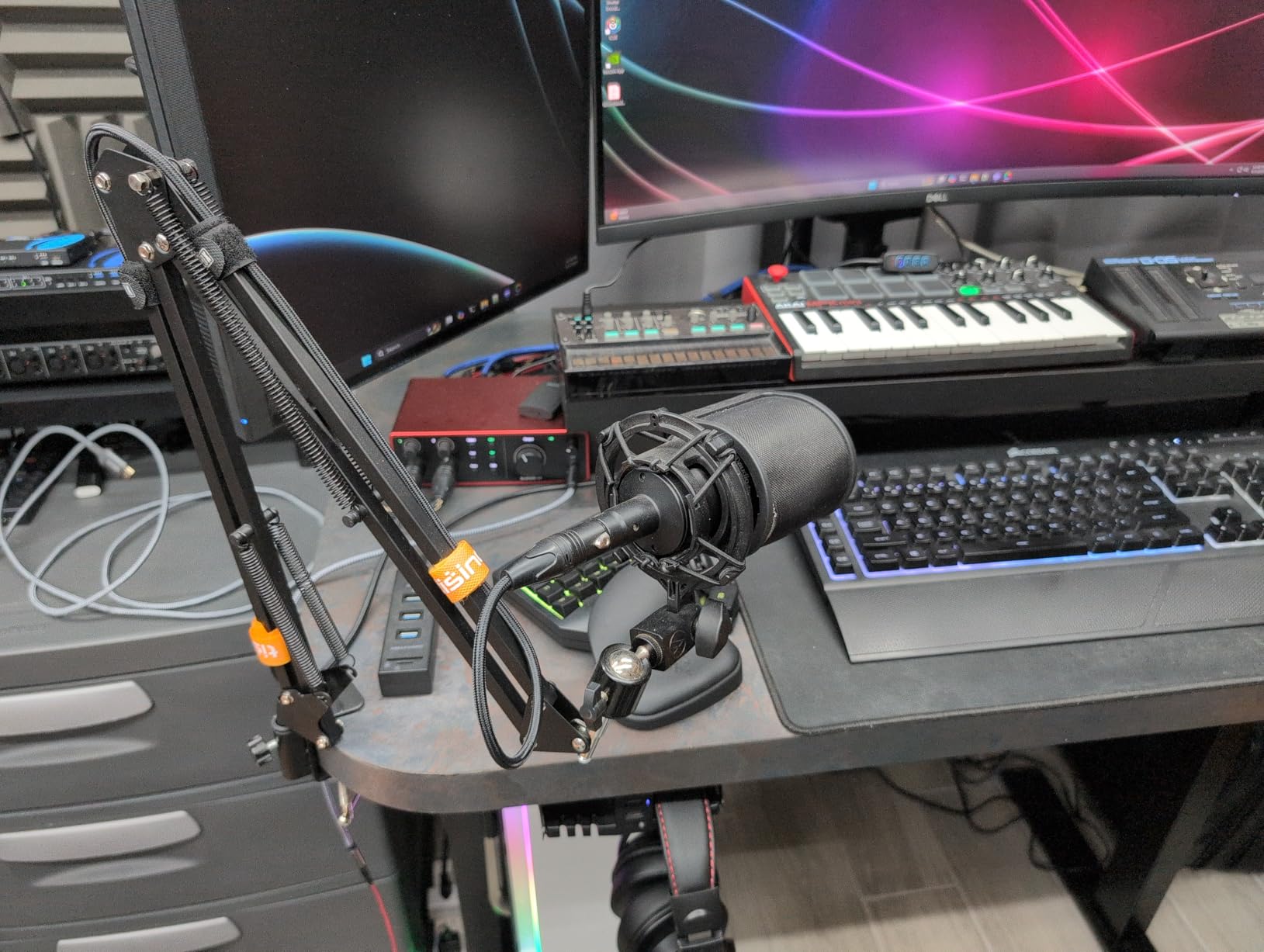 Focusrite Scarlett 4i4 4th Gen USB Audio Interface, for Musicians, Songwriters, Guitarists, Content Creators - High-Fidelity, Studio Quality Recording, and All the Software You Need to Record customer photo 1