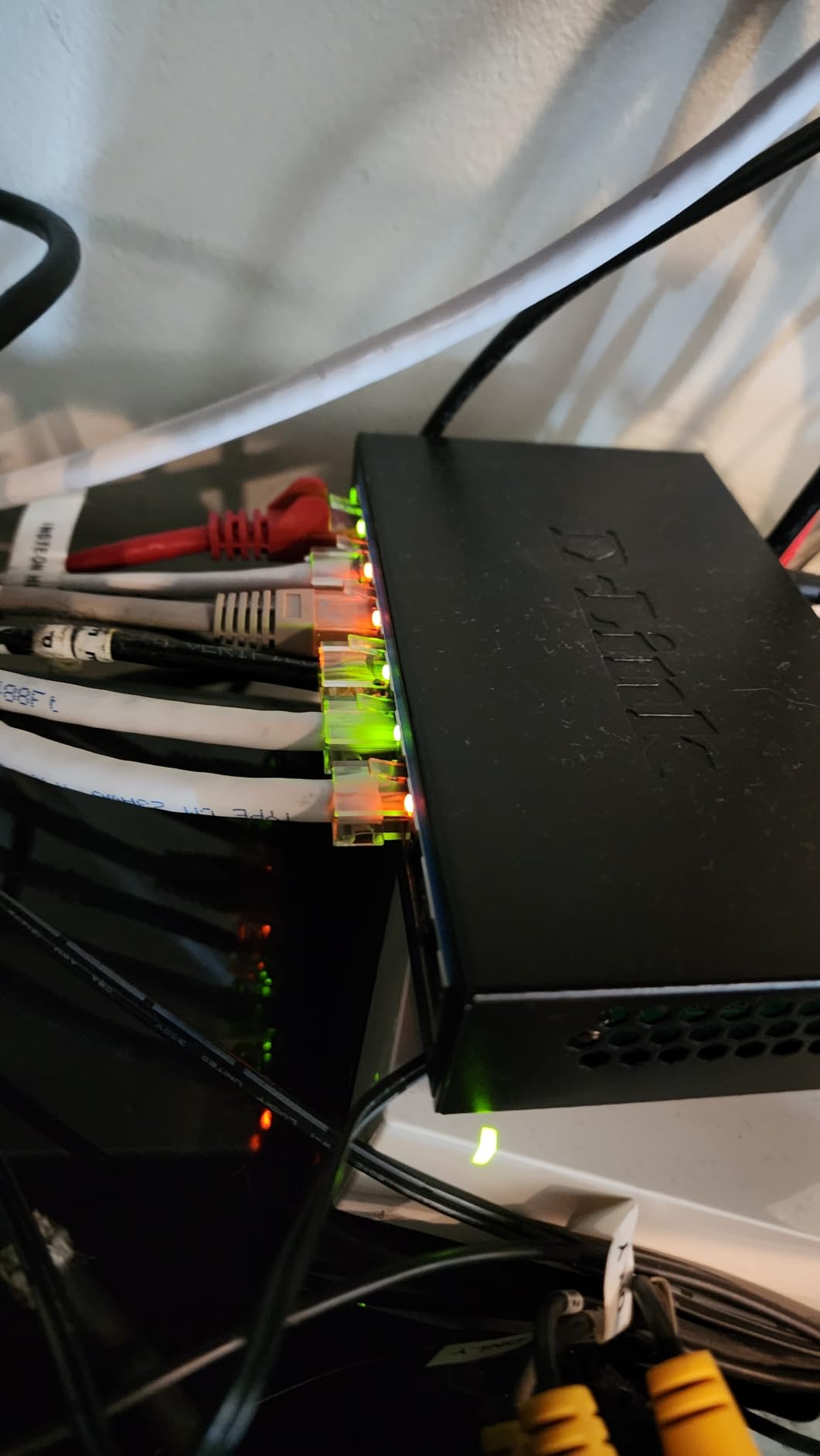 D-Link 5-Port 2.5GB Unmanaged Gaming Switch with 5 x 2.5G - Multi-Gig, Network, Fanless, Plug & Play (DMS-105) customer photo 2