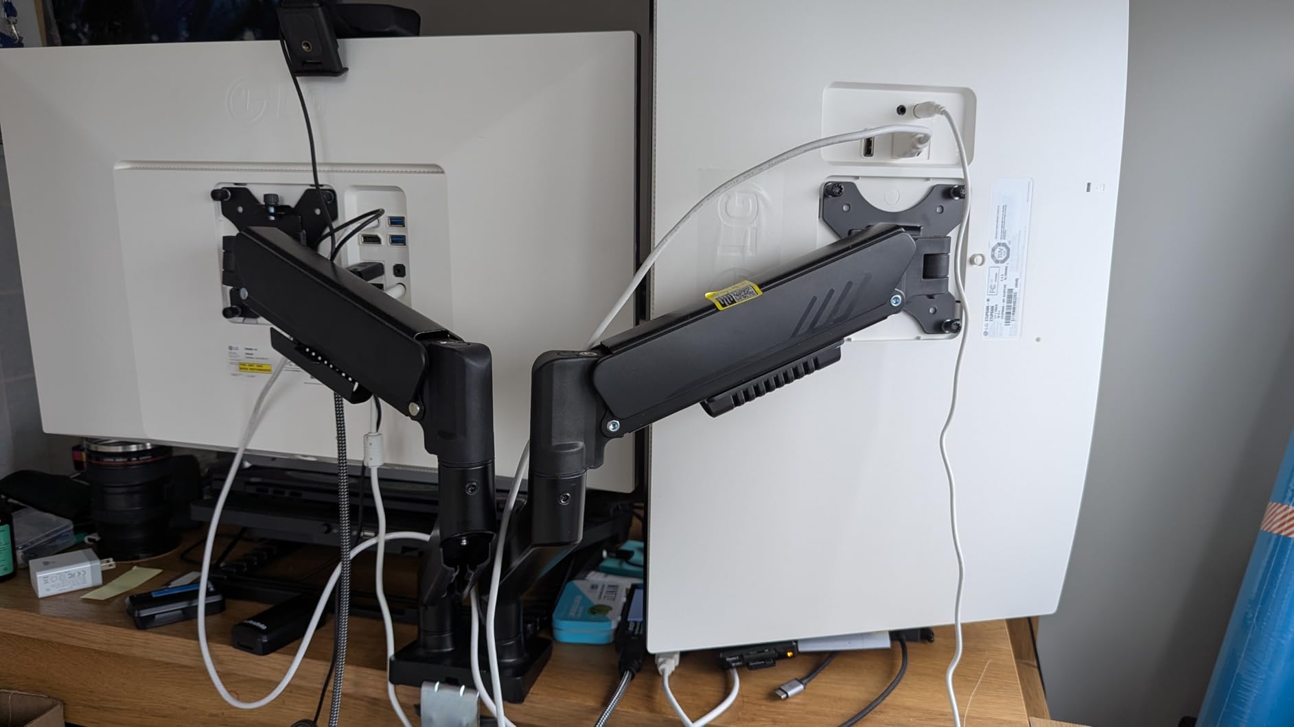 ErGear Single Monitor Arm for 13-36 inch Screens, Adjustable Gas Spring Monitor Mount Holds up to 22 lbs, Computer Monitor Stand with VESA Mount, C-Clamp & Grommet Base, Max VESA 100x100mm customer photo 1