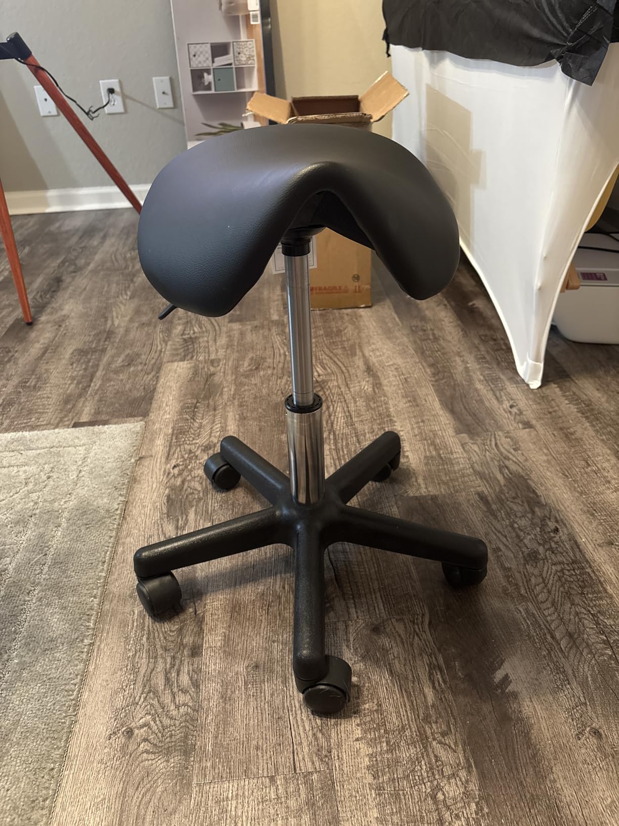 Yaheetech Saddle Stool Rolling Saddle Chair with Wheels Swivel Adjustable Stool for Hair Stylist/Lash Tech PU Leather Tattoo Massage Chair, Retro Brown customer photo 1