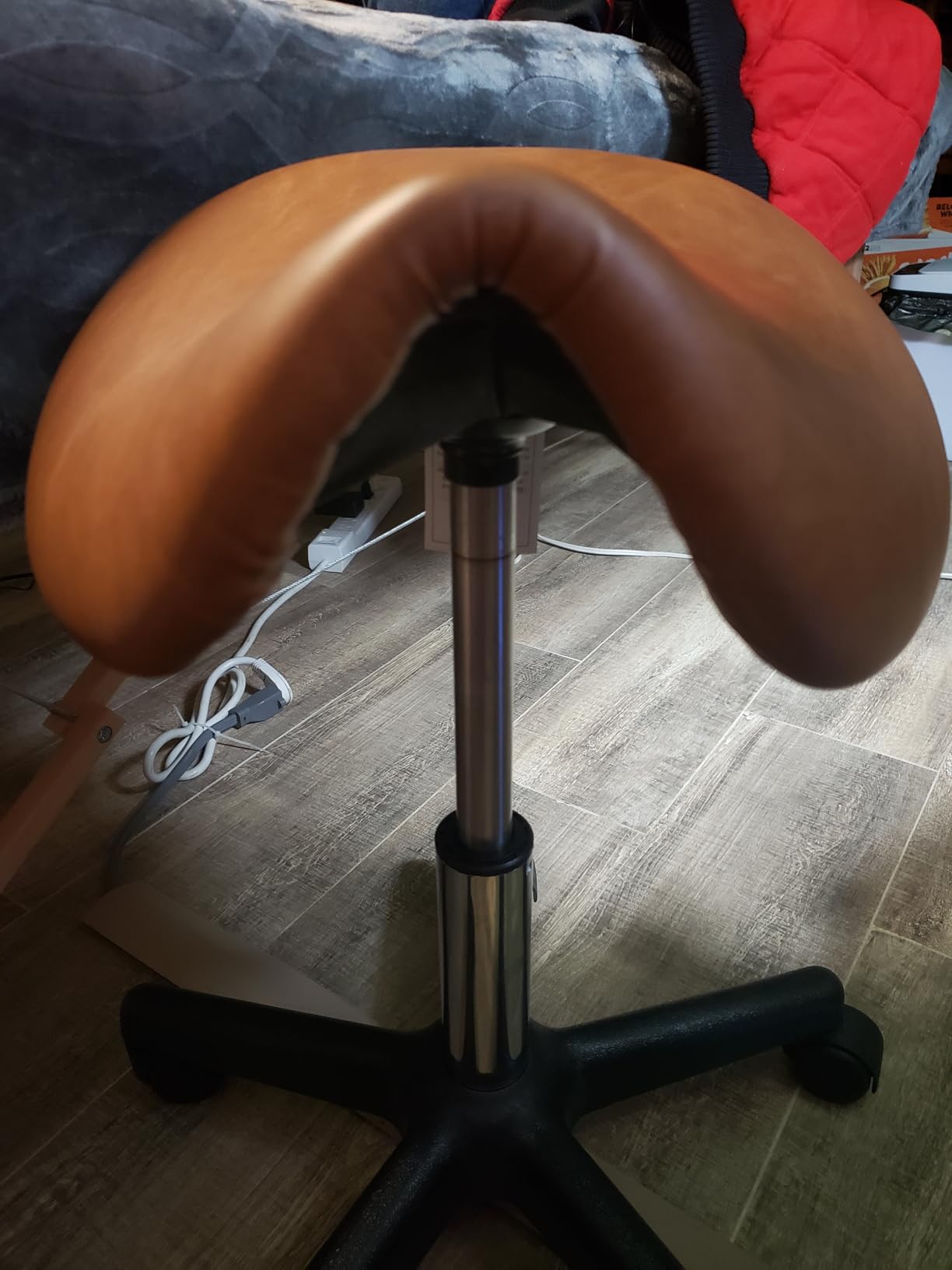 Yaheetech Saddle Stool Rolling Saddle Chair with Wheels Swivel Adjustable Stool for Hair Stylist/Lash Tech PU Leather Tattoo Massage Chair, Retro Brown customer photo 2