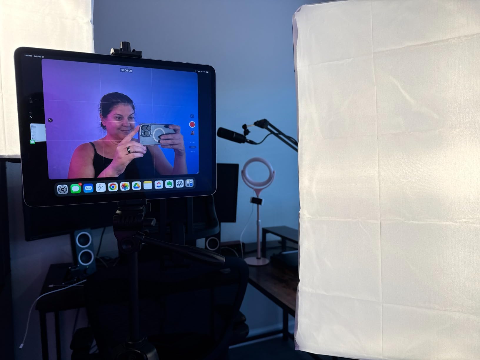 NEEWER 2 Pack 520W Equivalent RGB Softbox Lighting Kit with App Control & 9 Effects, 26W LED Bulbs CRI93+ TLCI98+, E26 Porcelain Sockets, 24