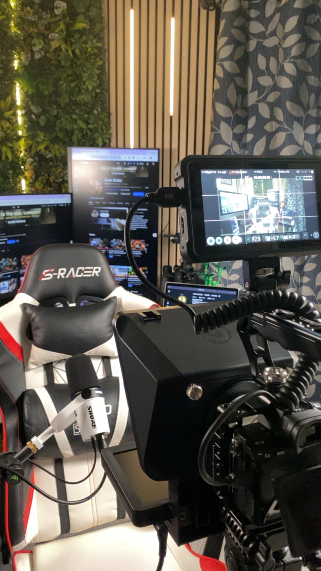 Elgato Prompter - Teleprompter with Built-in Screen for YouTube, Twitch, Zoom, 1080p, Supports DSLR/Webcam/Smartphone customer photo 1