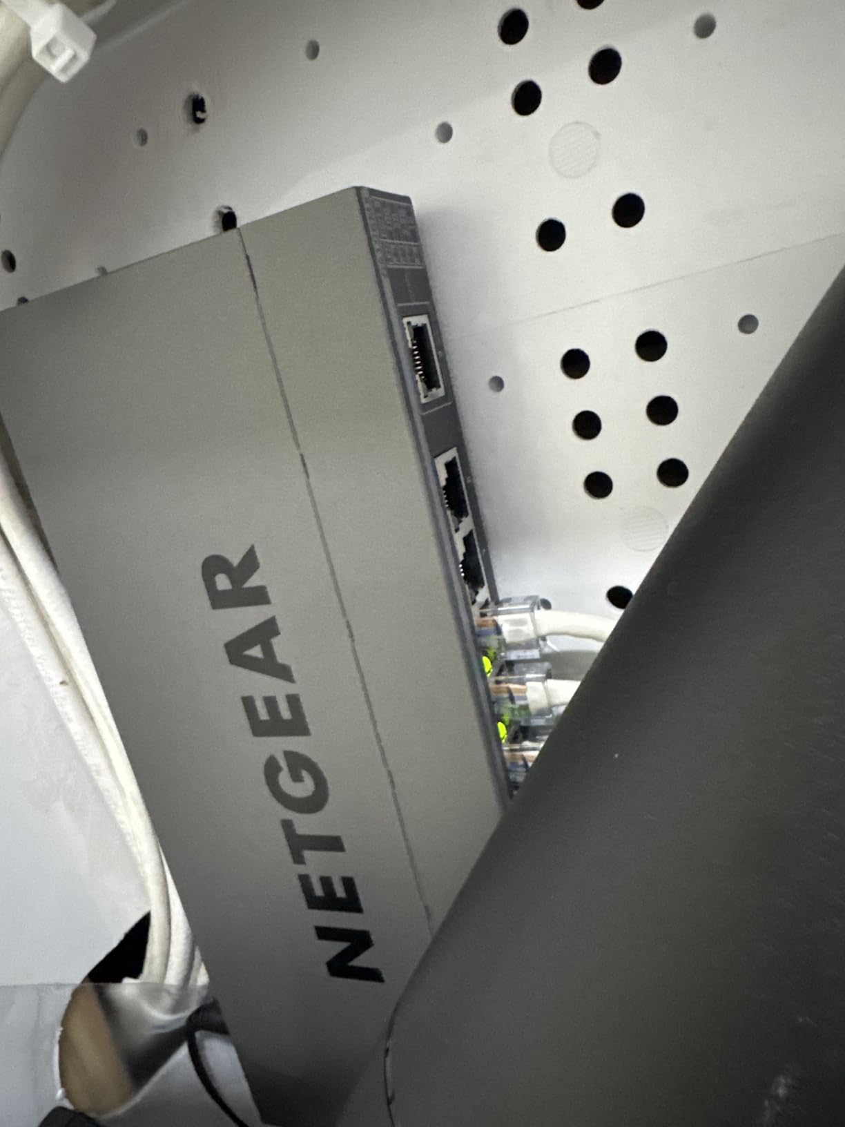 NETGEAR 8-Port 1G/10G Multi-Gigabit Ethernet Unmanaged Switch (GS108MX) - with 1 x 10G/Multi-gig RJ-45 Ethernet Uplink, Desktop or Wall Mount, and Limited Lifetime Protection customer photo 1