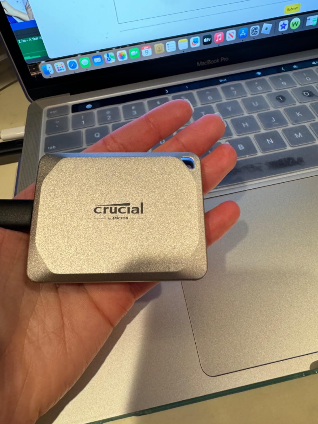 Crucial X9 Pro for Mac 1TB Portable SSD, Up to 1050MB/s Read/Write, USB 3.2 USB-C, Optimized for Apple Devices, Light Gold customer photo 2