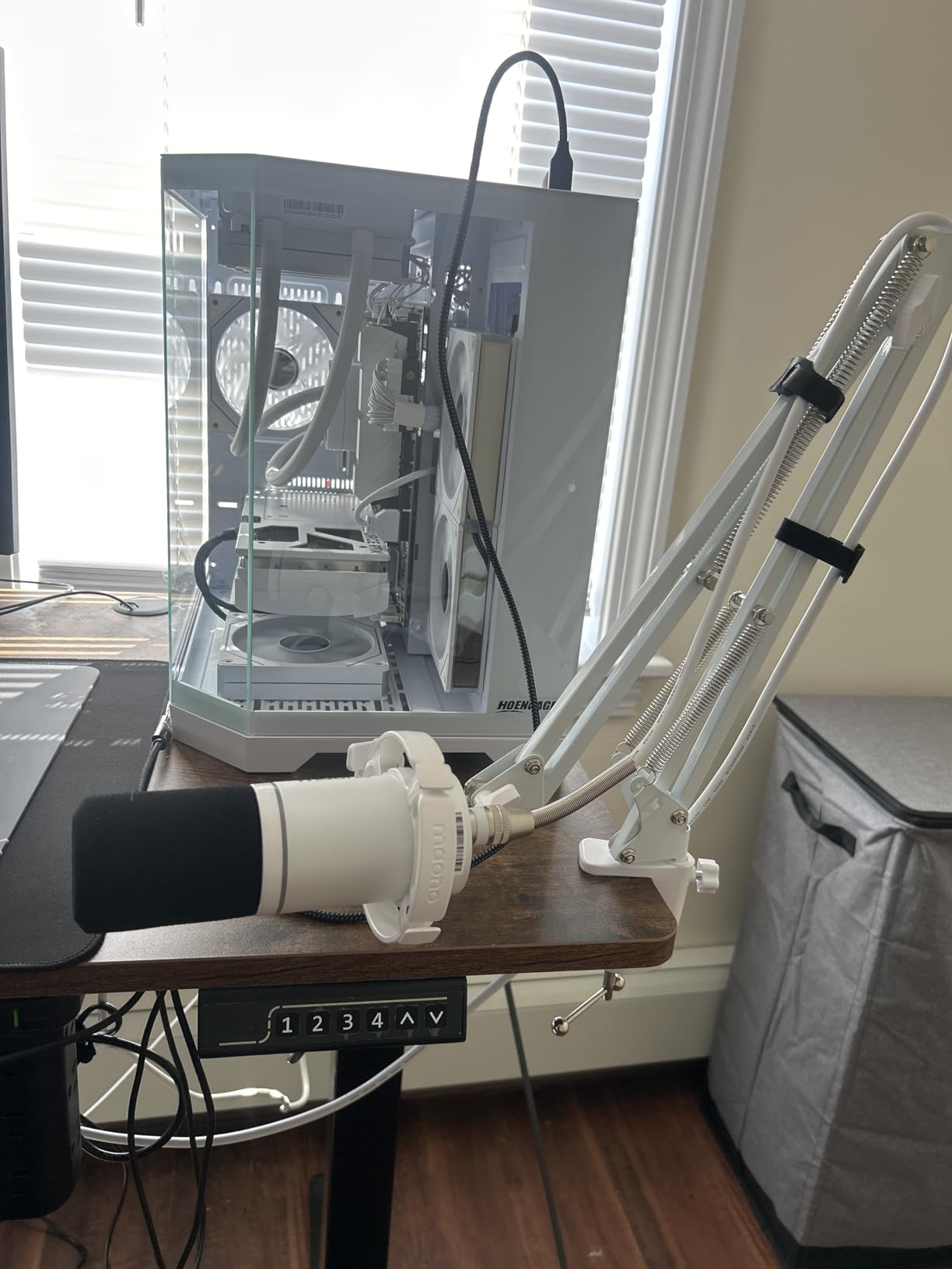 MAONO XLR/USB Dynamic Microphone Kit, RGB Podcast Mic with Software, Mute, Gain Knob, Volume Control, Boom Arm for Streaming, Gaming, Voice-Over, Recording-PD200XS Black customer photo 1