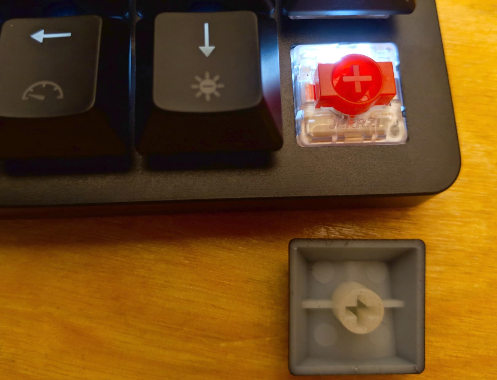 RK ROYAL KLUDGE F68 60% Foldable Low Profile Mechanical Keyboard, Wireless Mechanical Keyboard with Aluminum Body, Built-in Stand Holder, White Backlit, 68 Keys customer photo 2