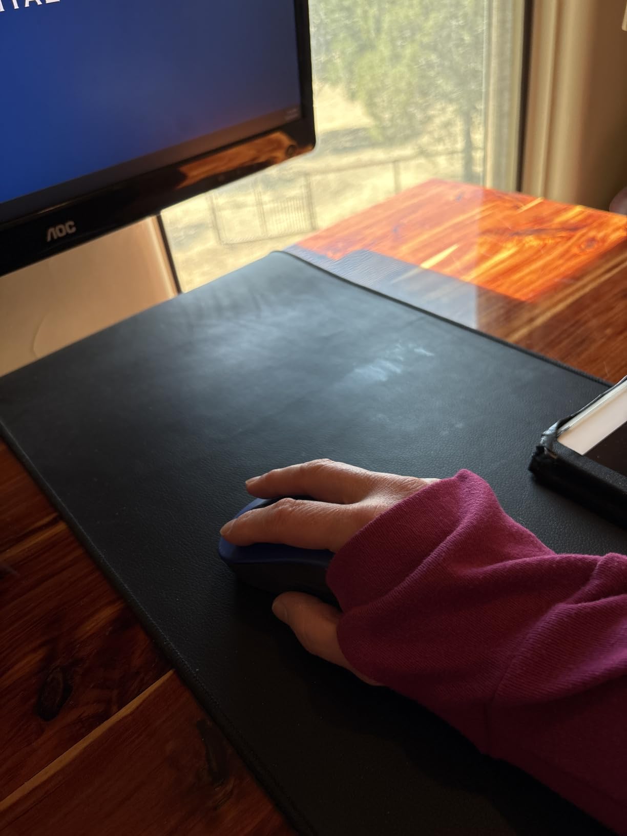 Logitech Signature M550 L Full Size Wireless Mouse - for Large Sized Hands, 2-Year Battery, Silent Clicks, Bluetooth, Multi-Device Compatibility - Black customer photo 1