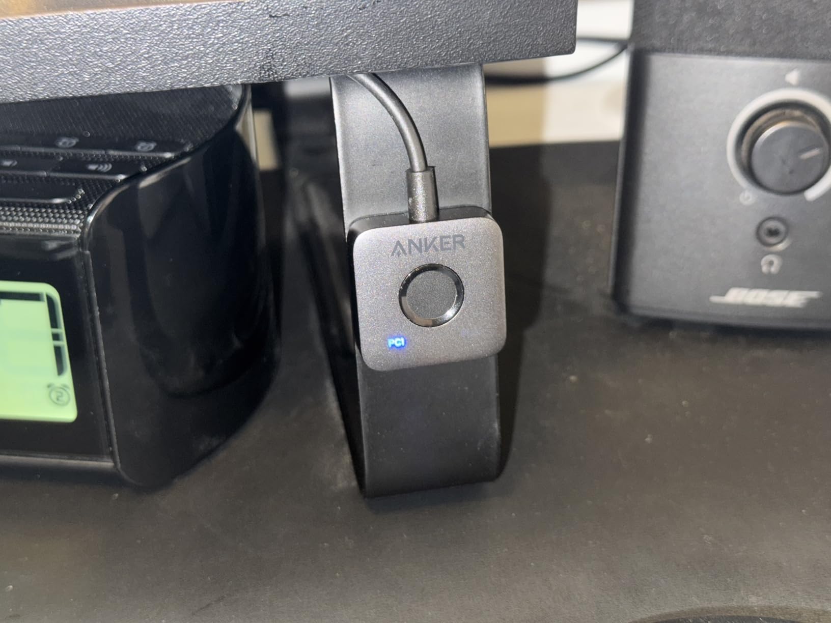 Anker USB 3.0 HDMI KVM Switch, 5 USB 3.0 Ports, Supports 4K@60Hz, Magnetic Remote Button for One-Click Switch Between Laptop and Desktop, Works with Dell, MacBook, iPad, and More (Cables Included) customer photo 1