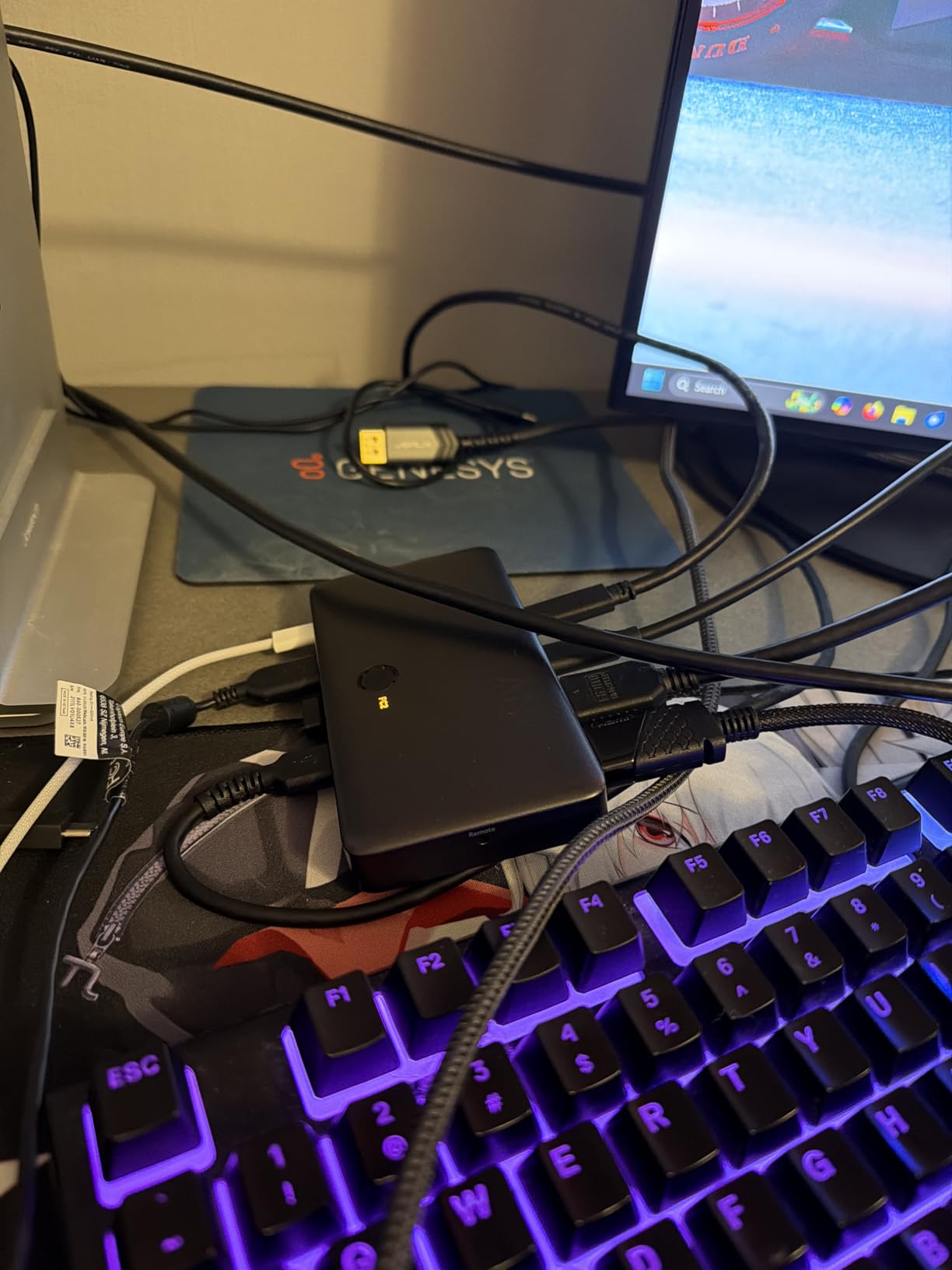 Anker USB 3.0 HDMI KVM Switch, 5 USB 3.0 Ports, Supports 4K@60Hz, Magnetic Remote Button for One-Click Switch Between Laptop and Desktop, Works with Dell, MacBook, iPad, and More (Cables Included) customer photo 2