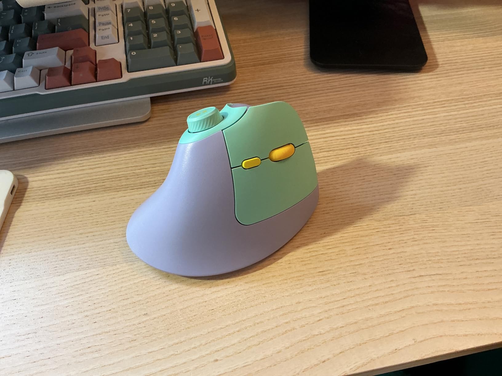 seenda Ergonomic Mouse Wireless, MOU-302 Bluetooth Vertical Mouse Rechargeable, Volume Knob, Quiet Mice with 1000/1600/2400 DPI, 3 Multi-Device Connectivity for Computer/PC/Laptop/Mac, Purple customer photo 2