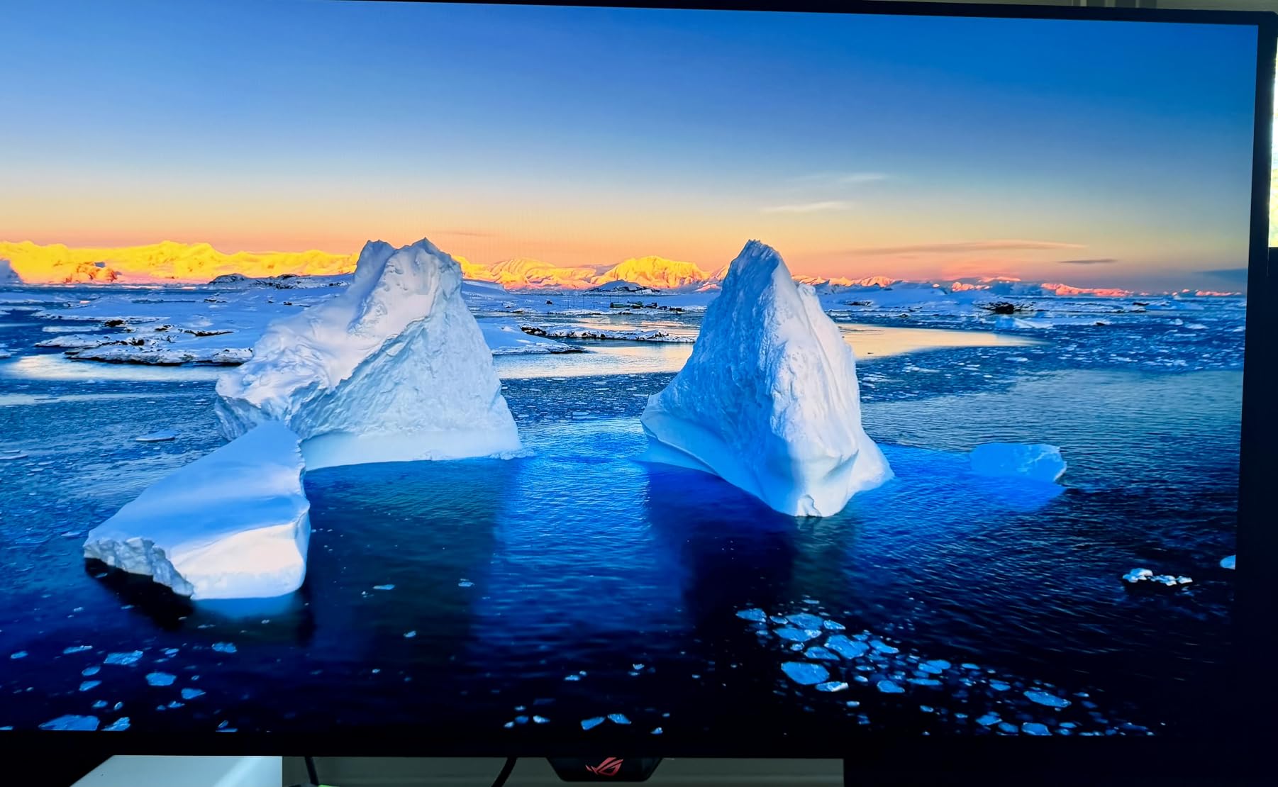 ASUS ROG PG32UCDM 32 Inch 4K 240Hz OLED Gaming Monitor QD-OLED | UHD, Custom Heatsink, 0.03ms, G-SYNC Compatible, USB-C 90W, True 10-bit, 99% DCI-P3 customer photo 2