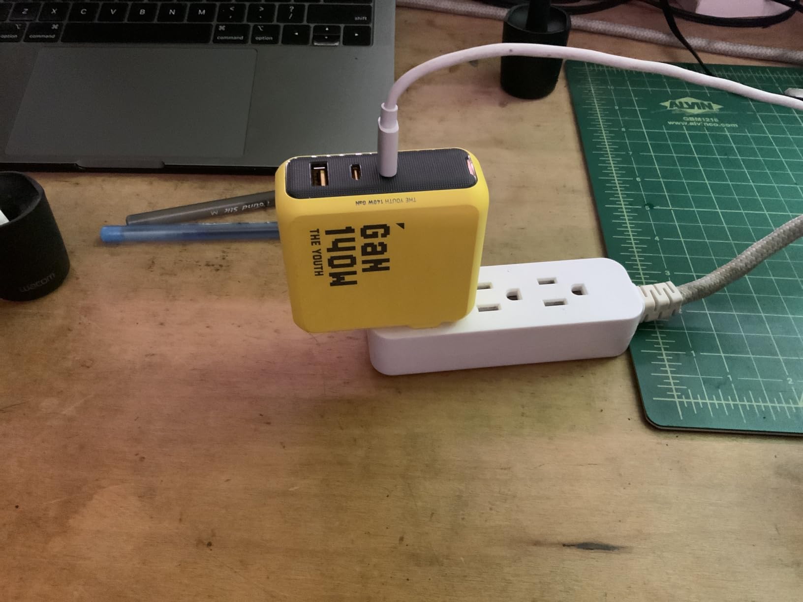 AOHI Youth 140W GaN+ USB C Charger 100W Laptop Fast Charger PD3.1 PPS 3-Port USB C Wall Charger Power Adapter for MacBook Pro 16'', Dell XPS, iPhone 17 Pro Max, iPad Pro, Tablet, Chromebook, Yellow customer photo 1