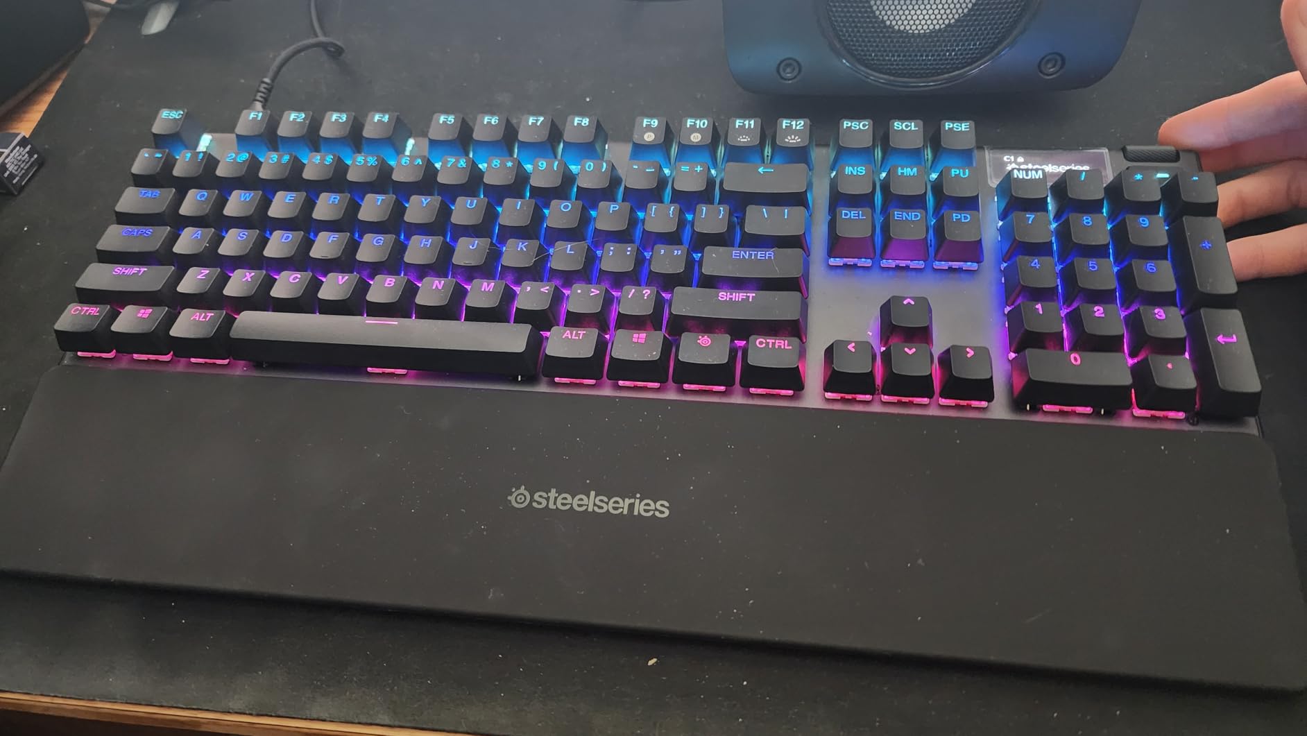 SteelSeries Apex Pro Gen 3 OmniPoint 3.0 HyperMagnetic Gaming Keyboard - Adjustable Actuation - OLED Display - PBT Keycaps - USB-C customer photo 1