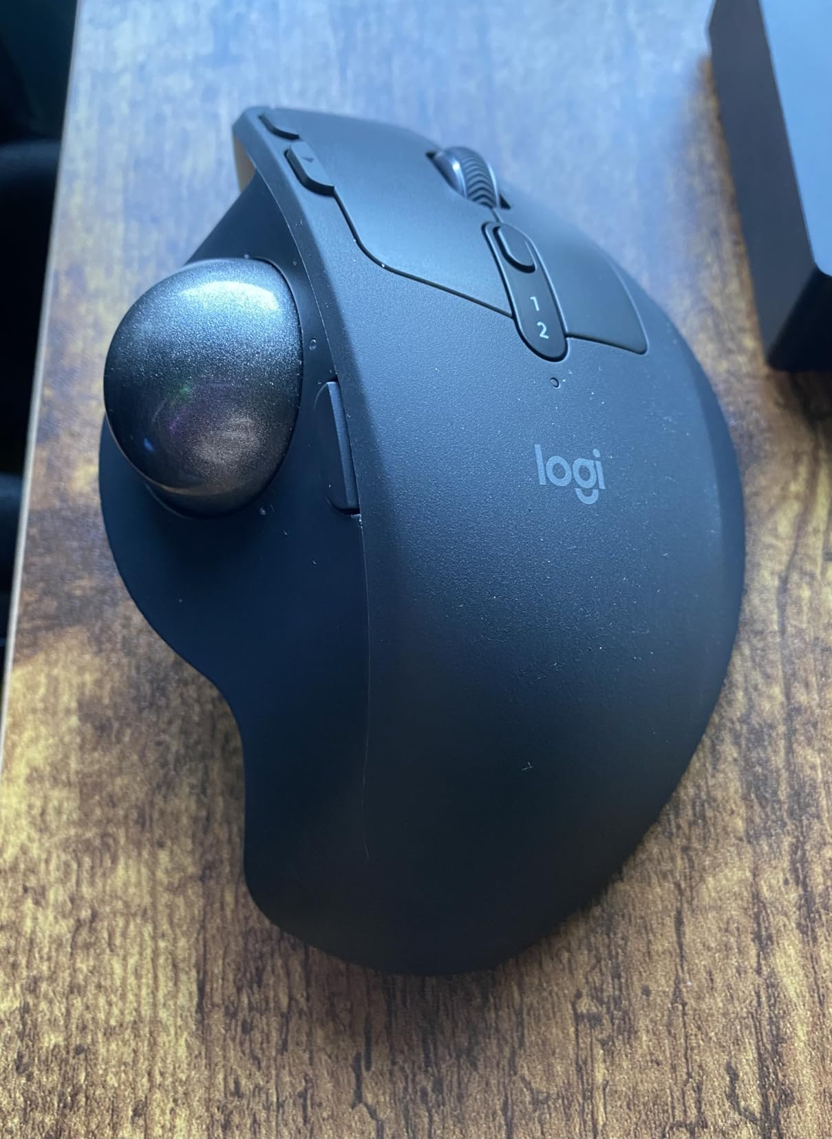 Logitech MX Ergo S Advanced Wireless Trackball Mouse, USB-C Rechargeable Wireless Ergonomic Mouse with Bluetooth and Encrypted Dongle, 6 Programmable Buttons, for PC/Mac - Graphite customer photo 1