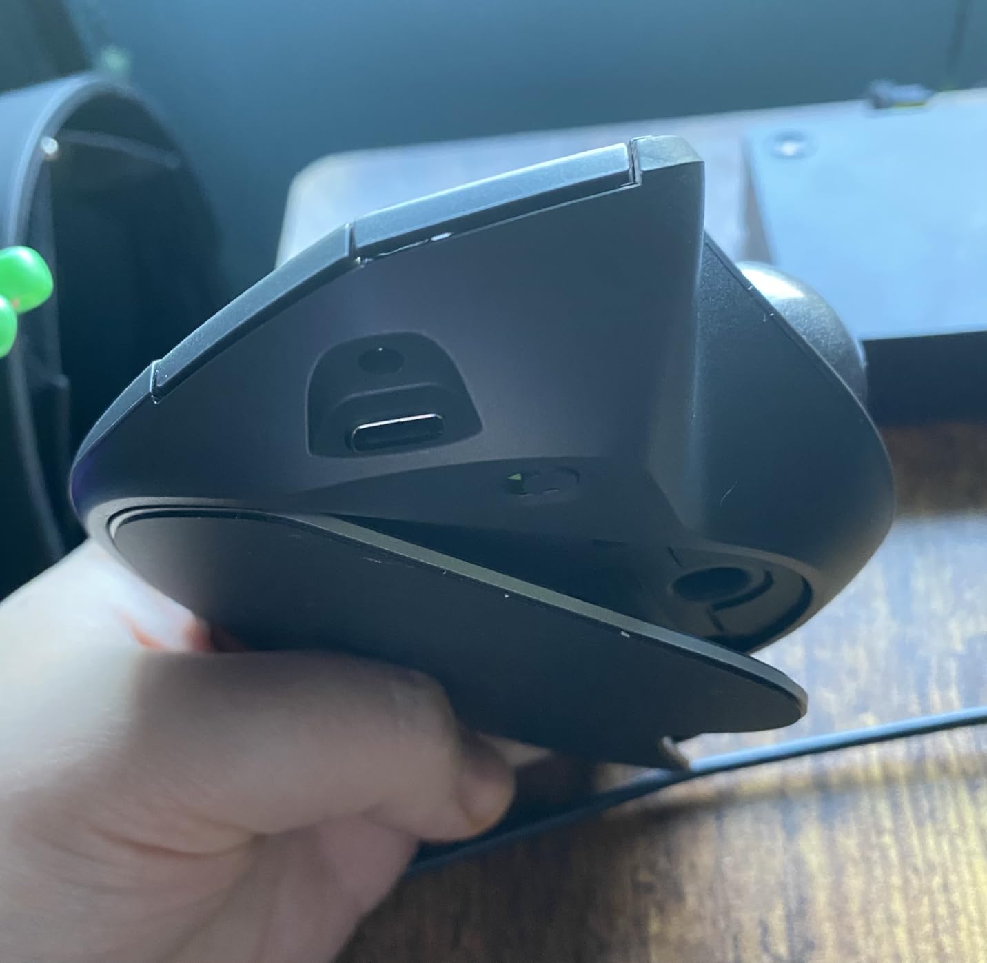 Logitech MX Ergo S Advanced Wireless Trackball Mouse, USB-C Rechargeable Wireless Ergonomic Mouse with Bluetooth and Encrypted Dongle, 6 Programmable Buttons, for PC/Mac - Graphite customer photo 2