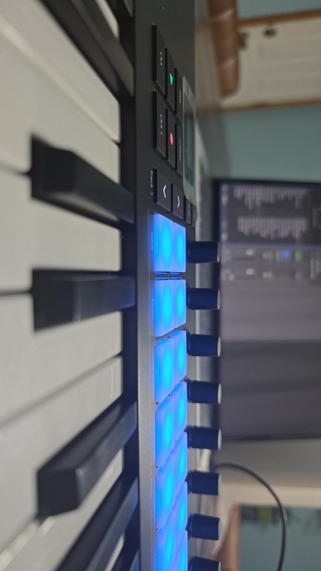 Novation Launchkey Mini 25 MK4 - Portable 25 Mini-Key, USB, MIDI Keyboard Controller with DAW Integration. Chord Mode, Scale Mode, Drum Pads, and Arpeggiator. Includes Music Creation Software Bundle customer photo 2