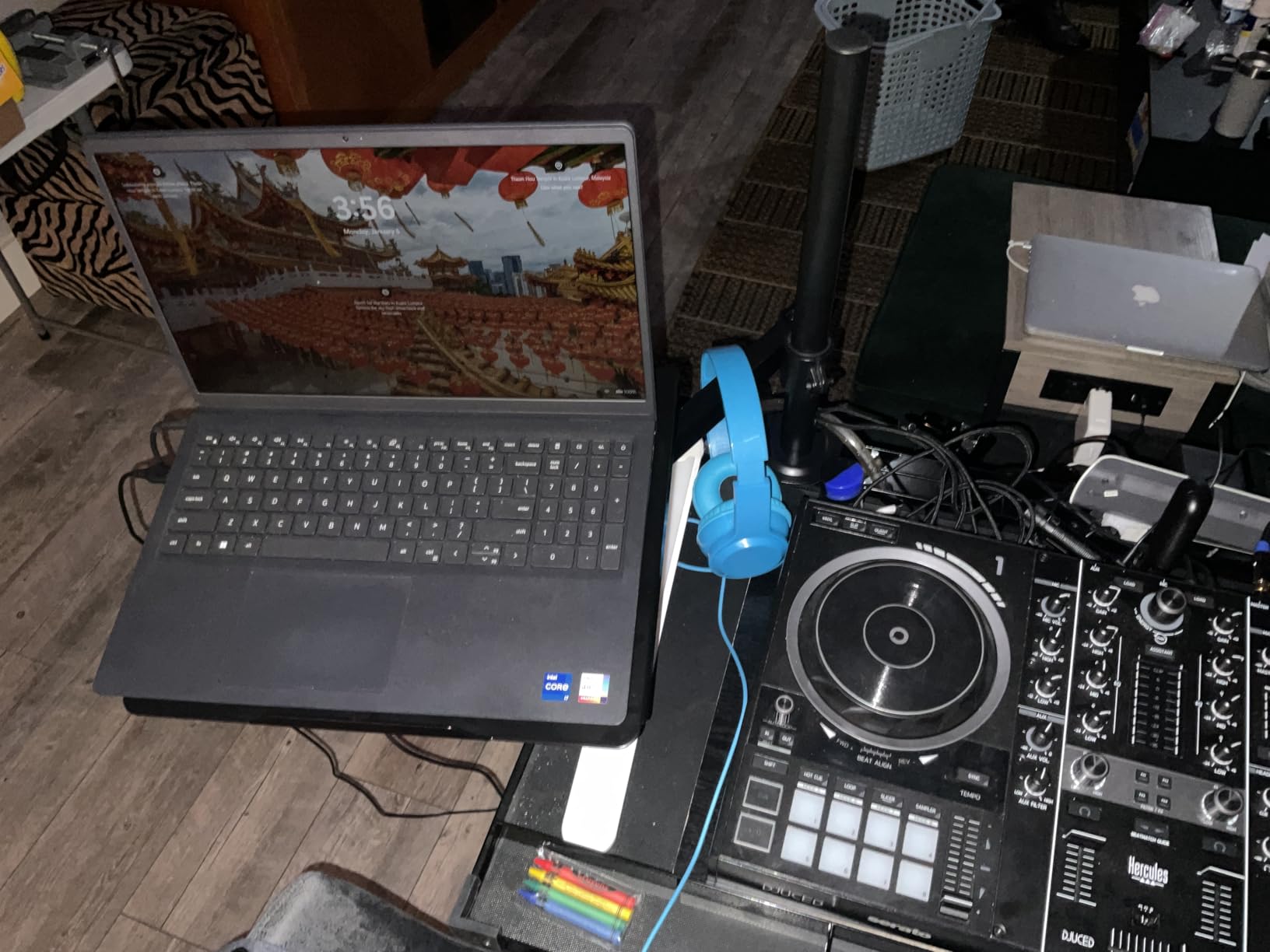 HUANUO Laptop Desk Mount - 17' to 32' Monitor Arm, Ventilated Tray, Fully Adjustable with Tilt, Swivel & Rotation, Holds up to 22 lbs customer photo 2